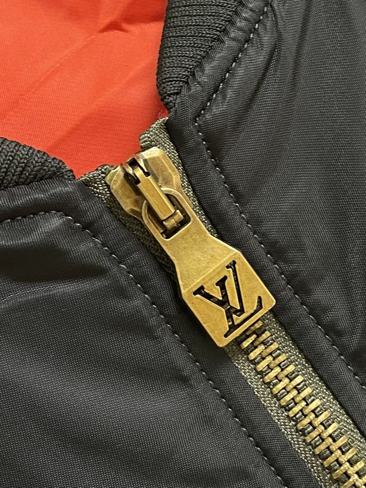 LV 2025ss新款立领长袖飞行棉服夹克，防风斜纹面料塑造短款剪裁，衣袖拉链开合口袋设计，内里亮色里布