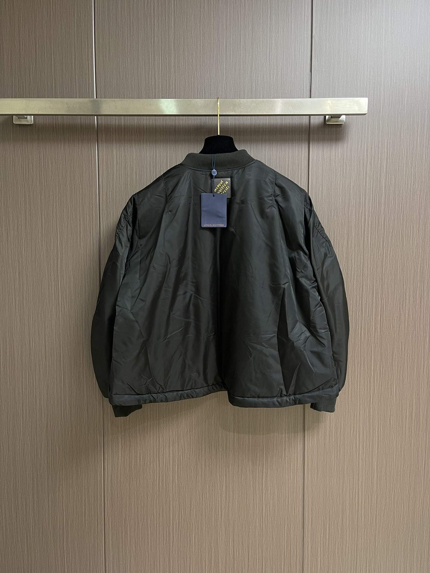 LV 2025ss新款立领长袖飞行棉服夹克，防风斜纹面料塑造短款剪裁，衣袖拉链开合口袋设计，内里亮色里布