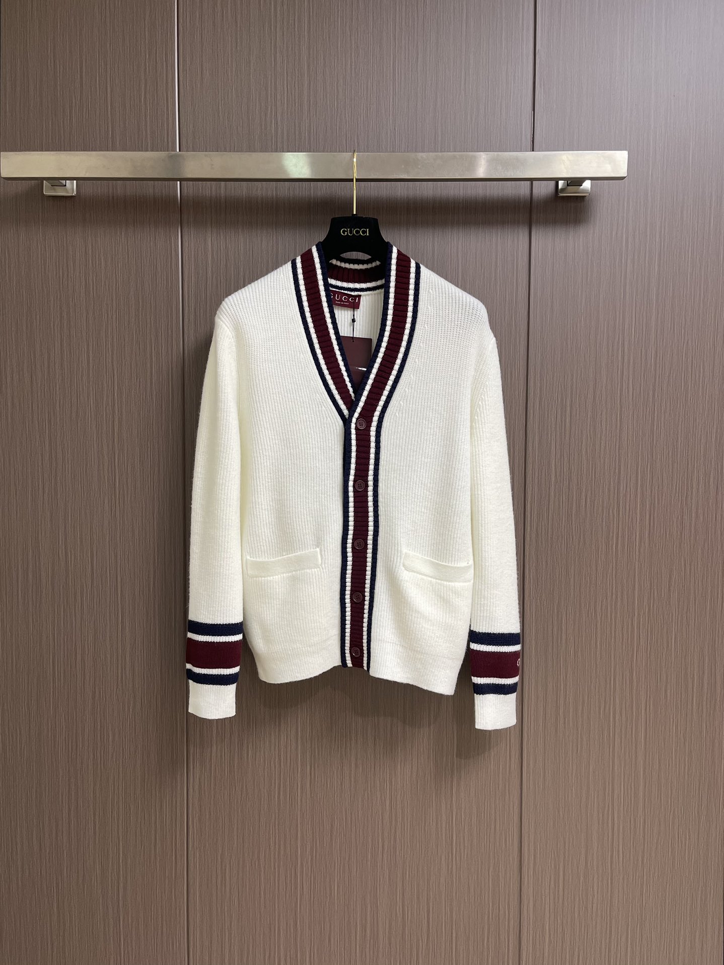 NO:540722,Gucci 2025SS new V-neck knitted cardigan, this sweater is made of wool knitted fabric, with the sleeves embellished Gucc inlays. The lettering button-style opening and closing is soft and comfortable, and the upper body effect is excellent. The same style as men and women, highly recommended!  Size S-XL, gucci,alexander wang19860909Gucci 2025SS新款V领针织开衫,这款针织衫采用羊毛针织面料制作而成,袖子缀饰Gucc嵌花.刻字纽扣式开合,质感柔软舒适,上身效果超级赞,男女同款,强烈推荐！尺码S-XL,,gucci,alexander wang,Men's clothing