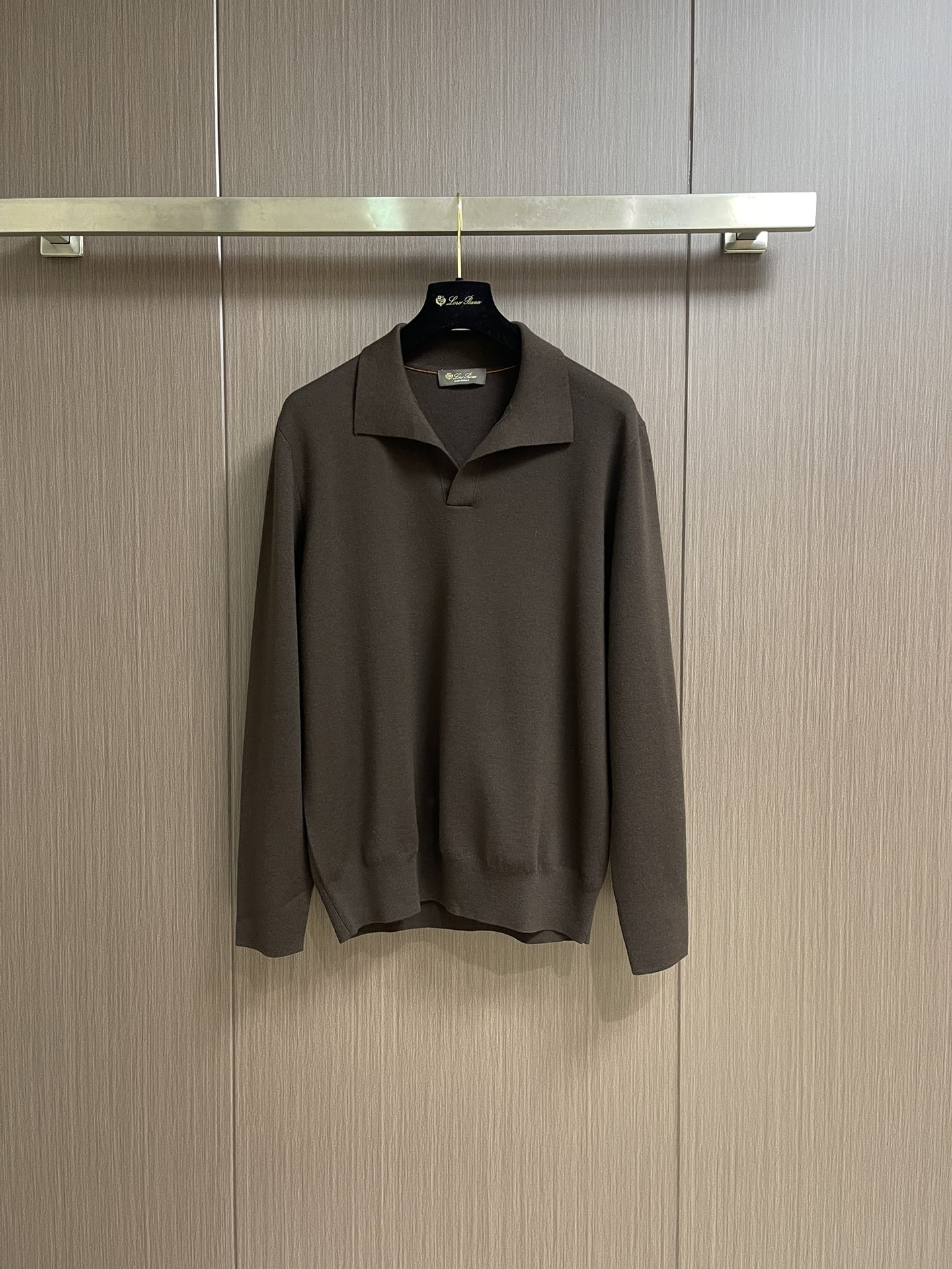 lP🆕 Loro Piana 海鸥领长袖针织Polo，此款面料采用百分百进口羊毛，独家定染经过复杂的加工