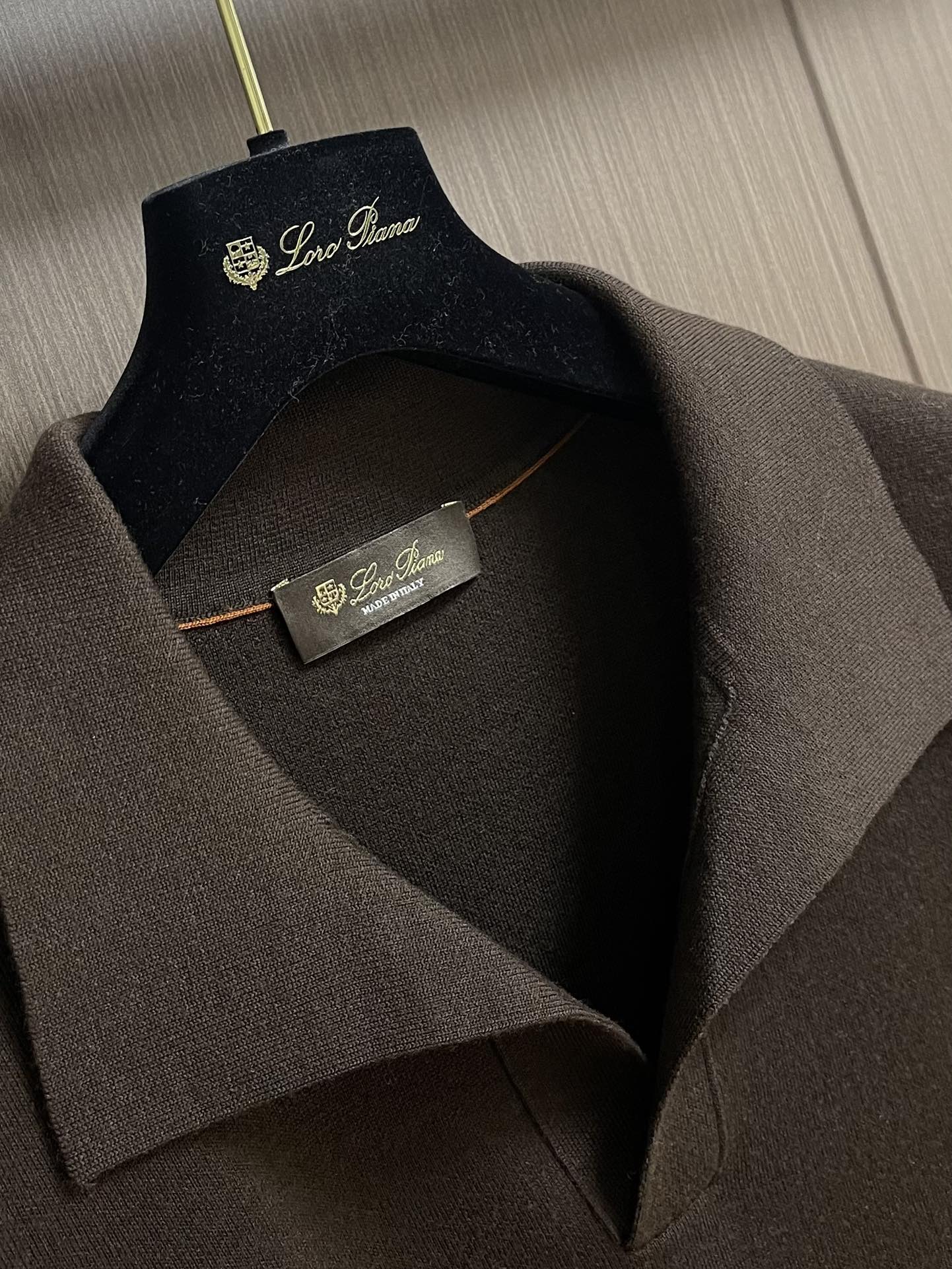 lP🆕 Loro Piana 海鸥领长袖针织Polo，此款面料采用百分百进口羊毛，独家定染经过复杂的加工