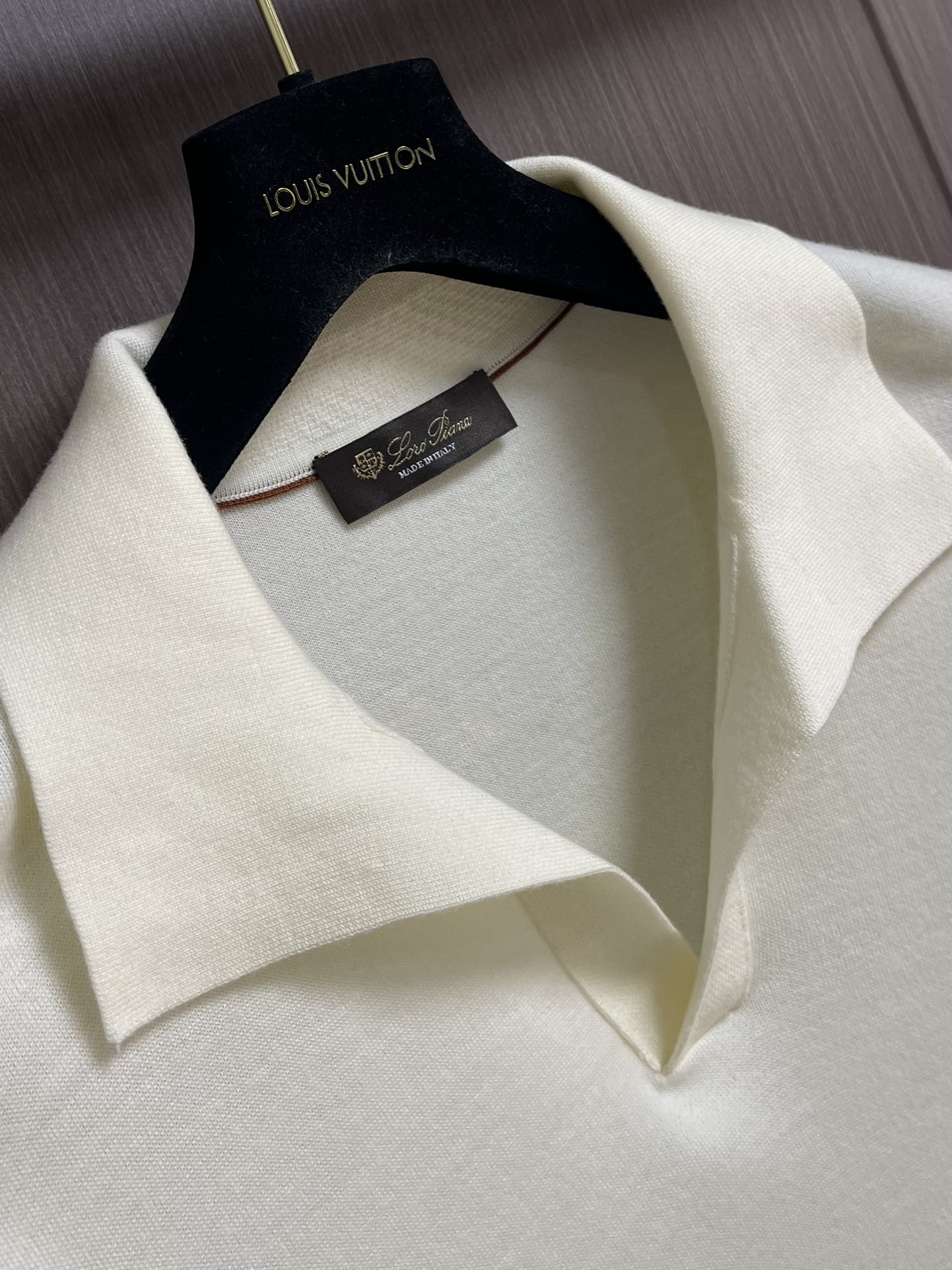 lP🆕 Loro Piana 海鸥领长袖针织Polo，此款面料采用百分百进口羊毛，独家定染经过复杂的加工