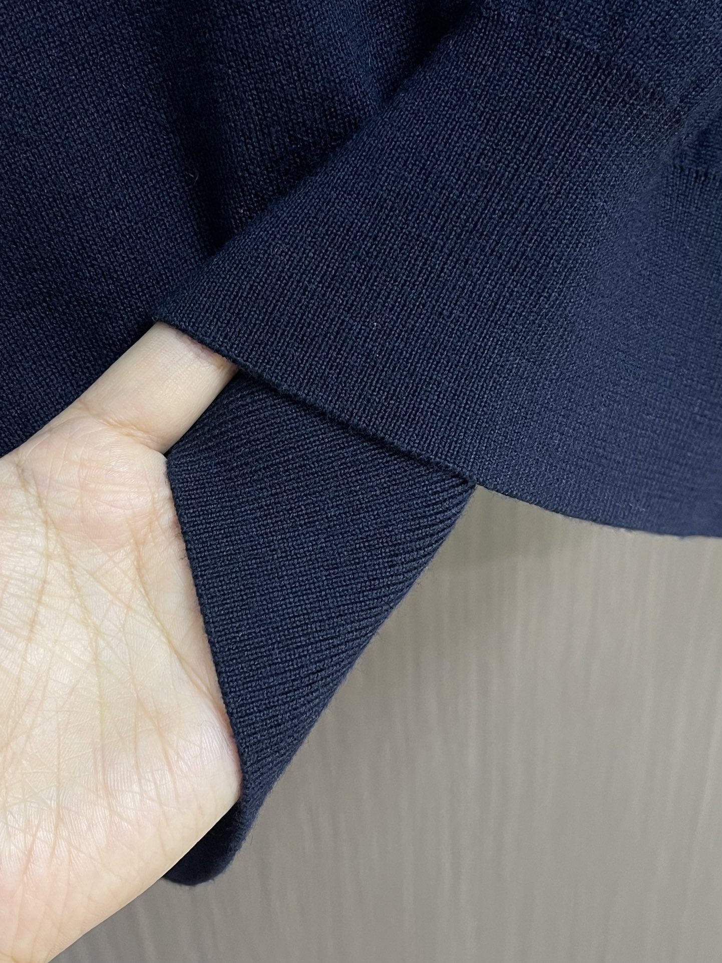 lP🆕 Loro Piana 海鸥领长袖针织Polo，此款面料采用百分百进口羊毛，独家定染经过复杂的加工