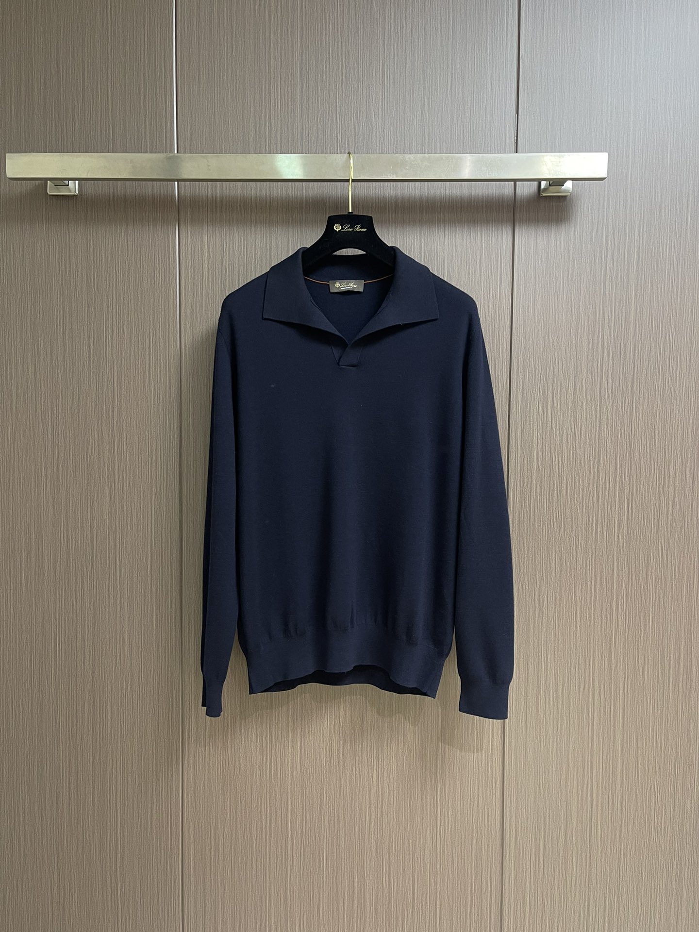 NO:540727,LP Loro Piana Seagull Collar Long Sleeve Knit Polo. This fabric is made of 100% imported wool. Exclusive dyeing has been produced through complex processing and high-end machines. After the original color is dyed, the whole suit is woven with 18-pin 80 double-strand yarns, and the collar of the Polo shirt is button-free and open. The form of the seagull wing design can perfectly modify our neckline. Compared with the traditional Polo shirt, the overall upper body is more casual and comfortable. The perfect interpretation is the design concept of the old Qian style. The weaving method of the neckline uses a higher number of yarns to connect to the front to achieve the clarity and comfort of the neckline. The inner lining of the back collar adopts rib weaving method to fit the neck curves of different groups of people. The appearance is consistent and the inner lining is different, taking into account the durability of the shape and the comfort of wearing. The overall thread is straight and delicate, the fabric is comfortable and soft, and the color is consistent and no color difference.  It can be matched with the same style to create a fashionable look, control various occasions, customize auxiliary materials, complete three standards, the same style for men and women!  Size 48-54, loro piana, loro piana, alexander wang19860909LP Loro Piana 海鸥领长袖针织Polo,此款面料采用百分百进口羊毛,独家定染经过复杂的加工以及高端机器的配合生产出此款纱线,后对照原版色染色,全衣采用18针80支双股纱线织造、Polo衫领口无纽扣敞开设计,形式海鸥翅膀设计,能完美修饰我们的颈部线,相比传统的Polo衫,让整体上身更显随性自在,完美诠释是老钱风的设计理念.领口的织法采用更高支数纱线于前幅连接,达到领口的挺括度与舒适度,后领内里采用罗纹织法,更贴合不同人群的颈部曲线,外观保持一致内里不同,兼顾了造型的持久性和穿着的舒适.整体走线平直细腻,面料舒适柔软,颜色一致无色差 能与同款搭配营造时尚造型,驾驭各种场合,定制辅料,三标齐全,男女同款！尺码48-54,,loro piana,loro piana,alexander wang,Men's clothing