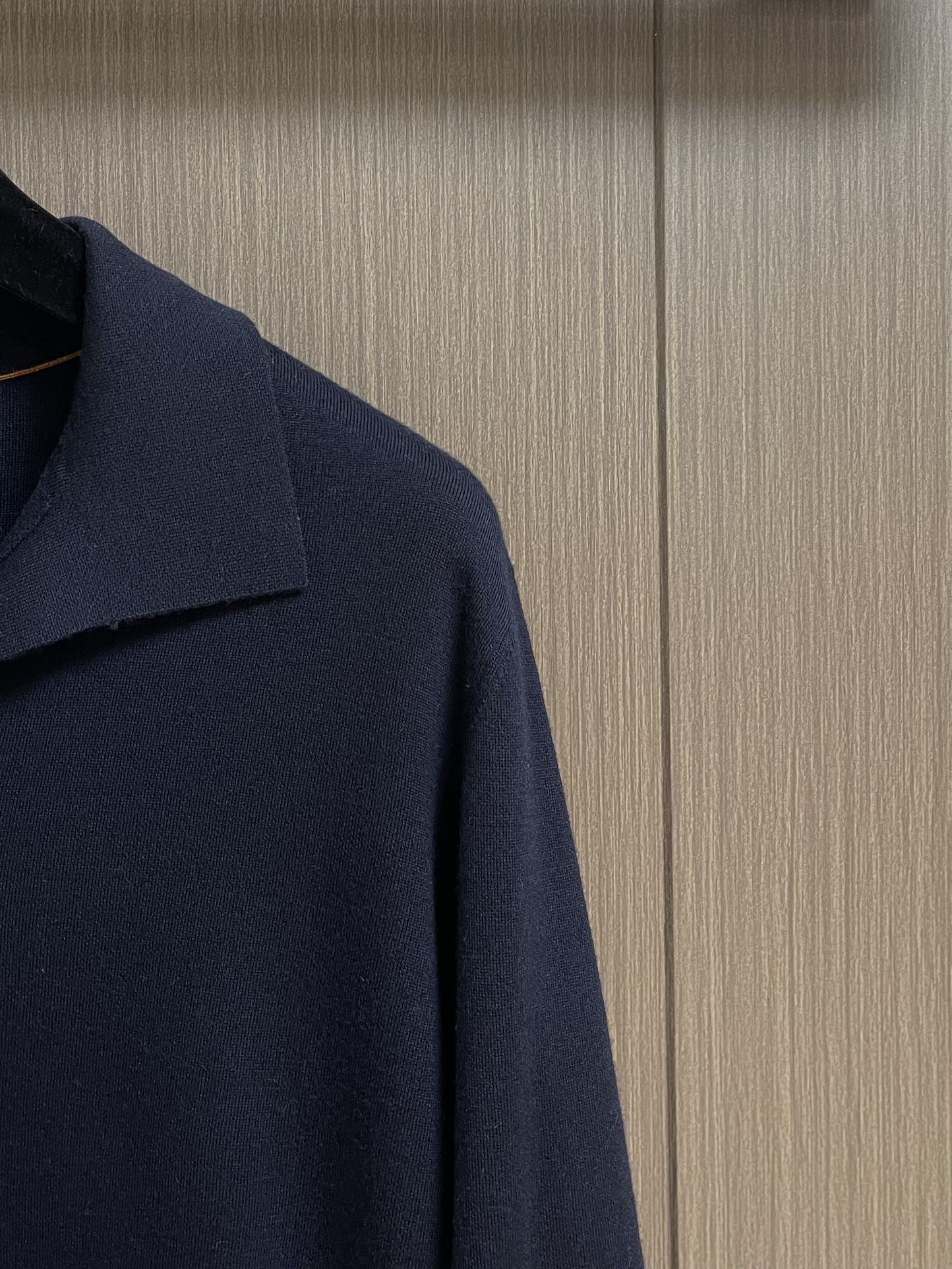 lP🆕 Loro Piana 海鸥领长袖针织Polo，此款面料采用百分百进口羊毛，独家定染经过复杂的加工