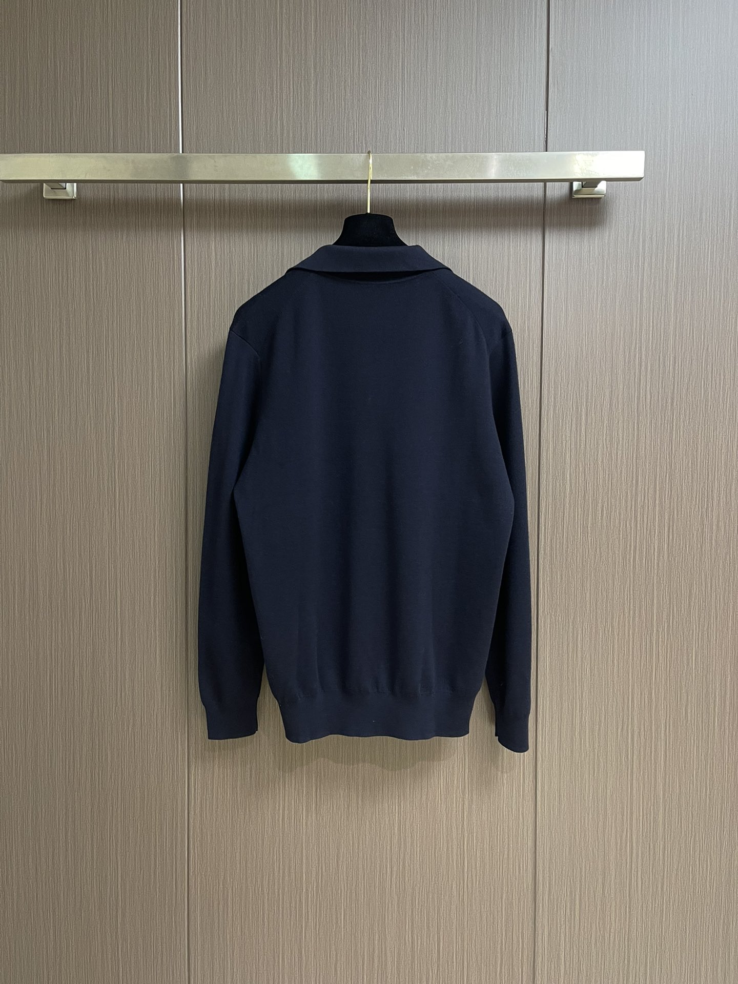lP🆕 Loro Piana 海鸥领长袖针织Polo，此款面料采用百分百进口羊毛，独家定染经过复杂的加工
