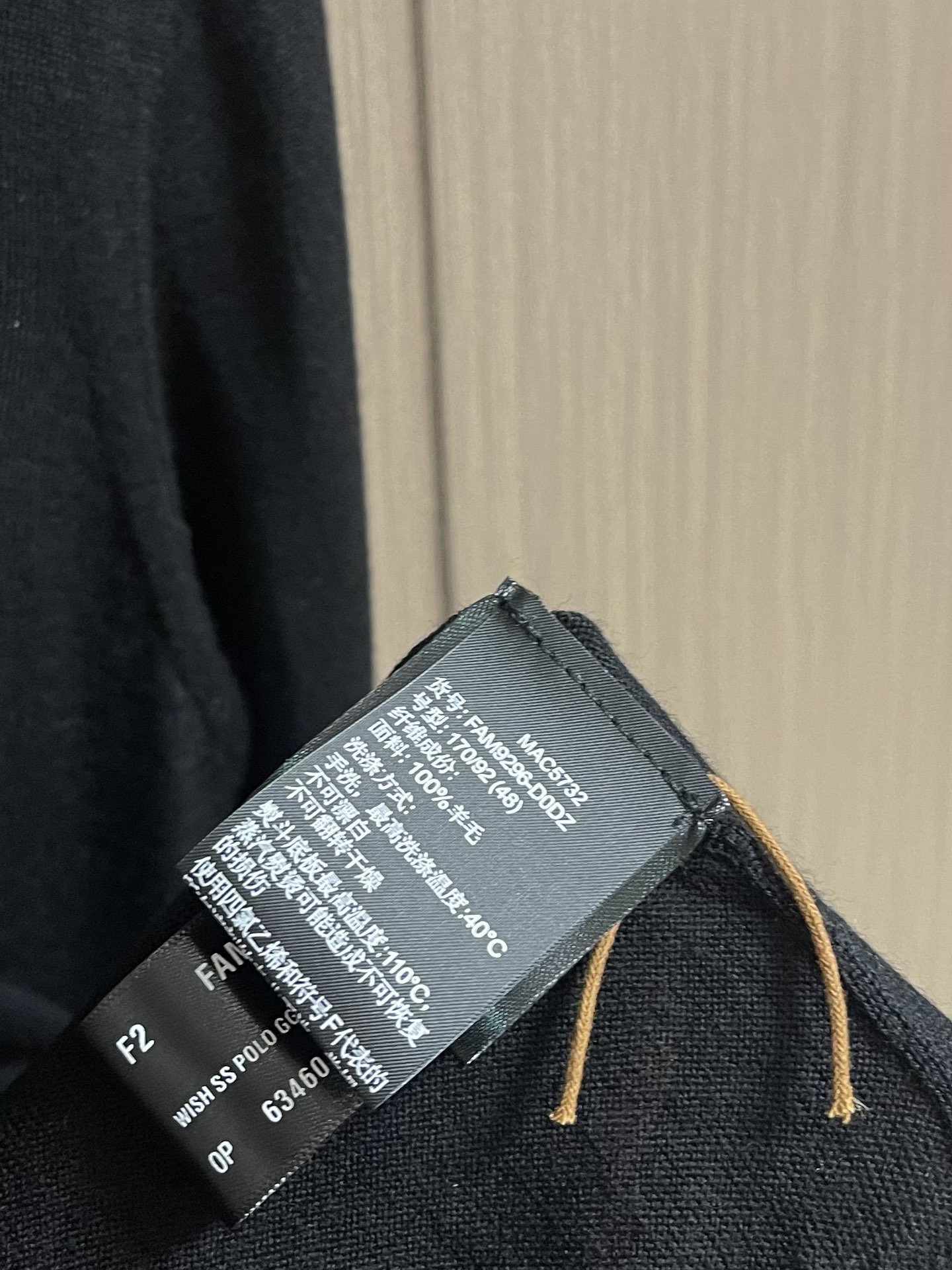 lP🆕 LoroPiana 圆领针织衫毛衣，针织面料质感上乘，触感柔软顺滑，亲肤性极佳，穿着时仿佛被温柔