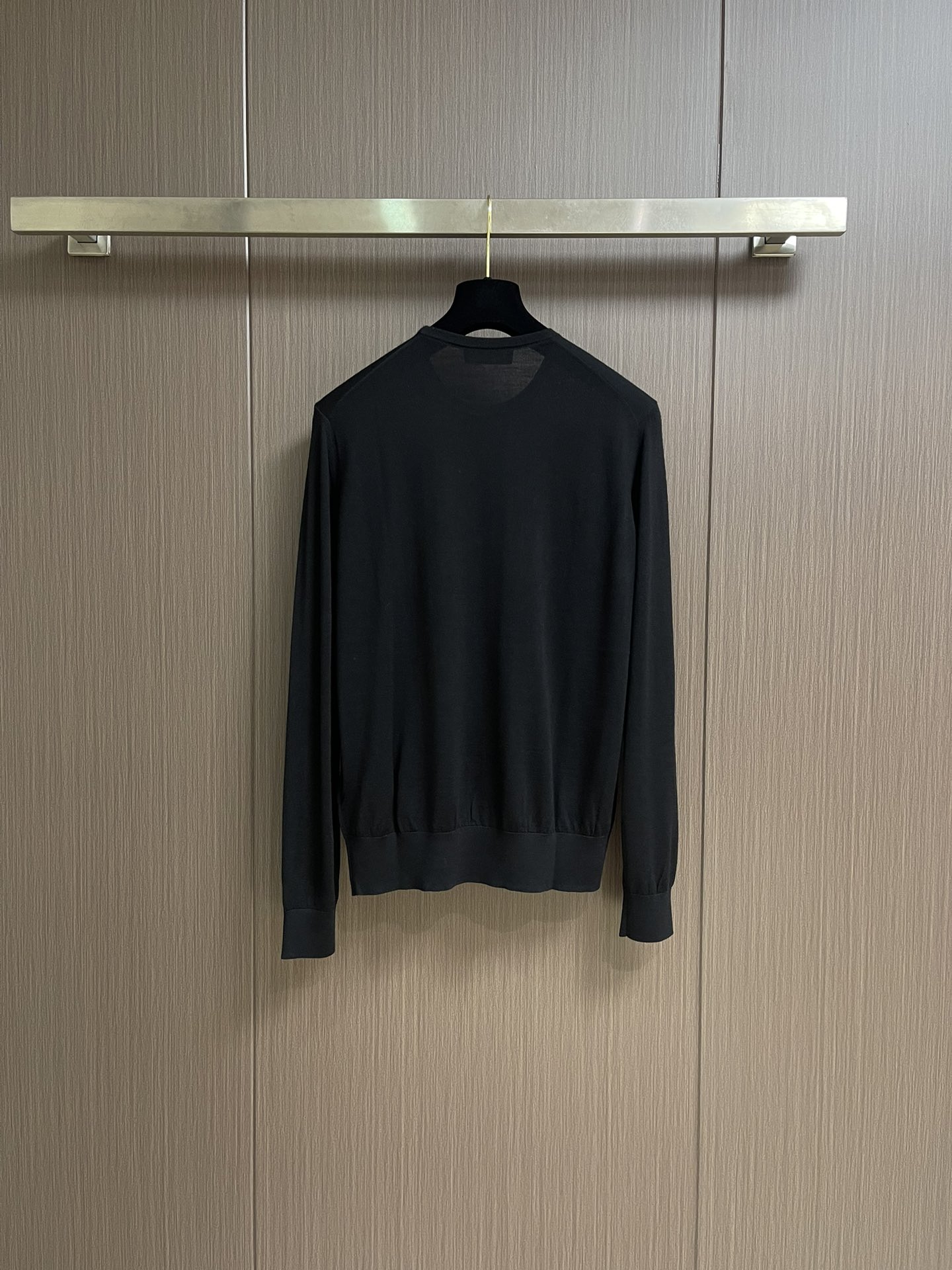 lP🆕 LoroPiana 圆领针织衫毛衣，针织面料质感上乘，触感柔软顺滑，亲肤性极佳，穿着时仿佛被温柔