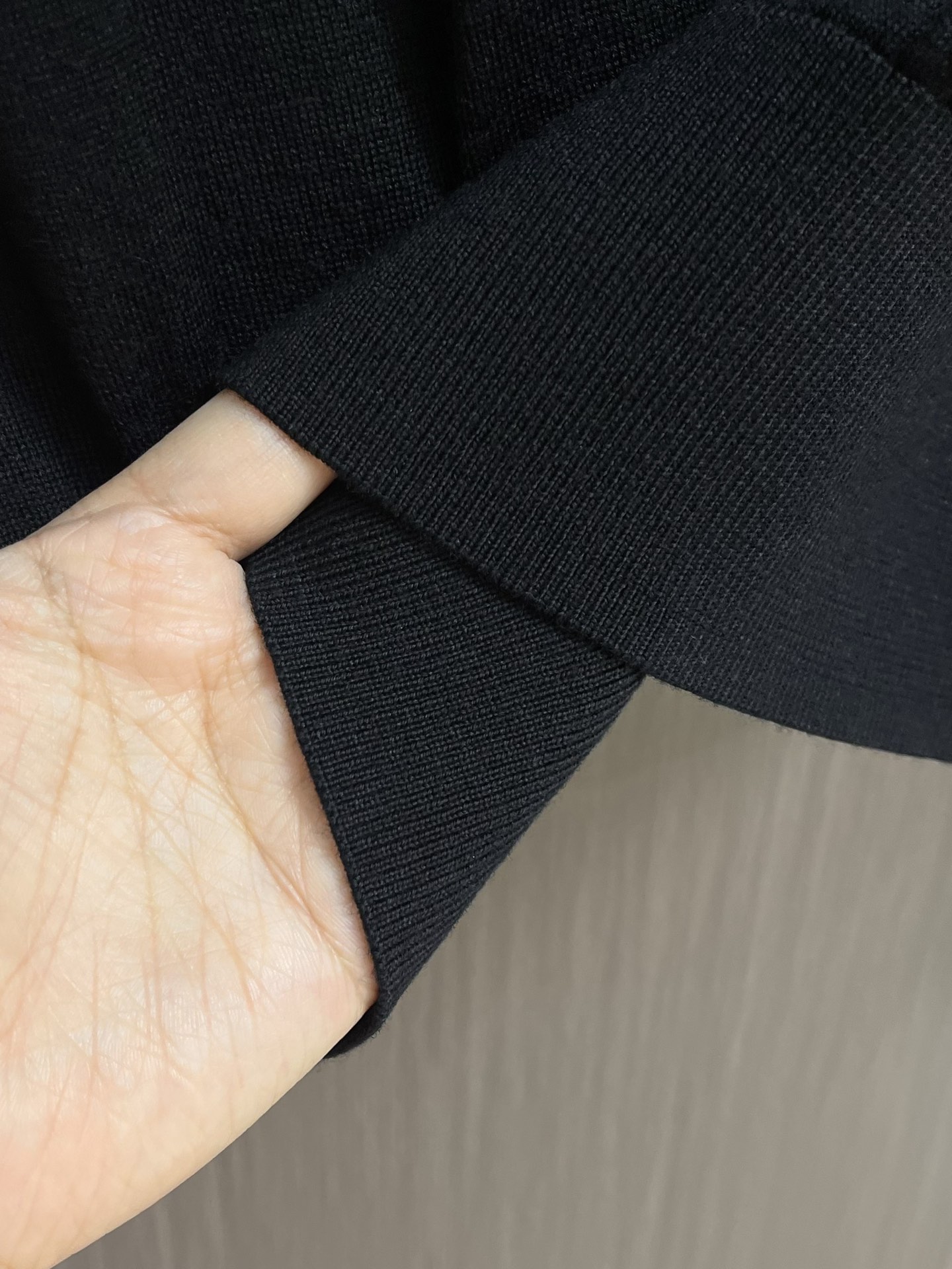 lP🆕 LoroPiana 圆领针织衫毛衣，针织面料质感上乘，触感柔软顺滑，亲肤性极佳，穿着时仿佛被温柔