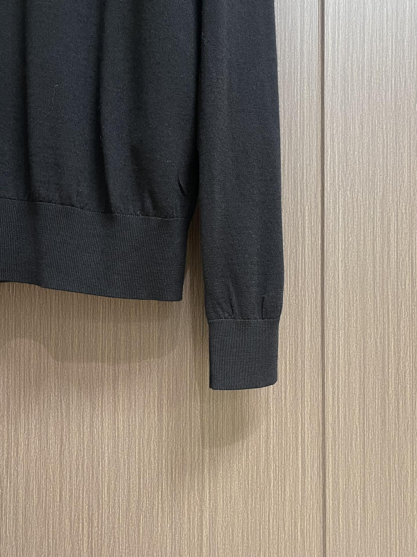 lP🆕 LoroPiana 圆领针织衫毛衣，针织面料质感上乘，触感柔软顺滑，亲肤性极佳，穿着时仿佛被温柔