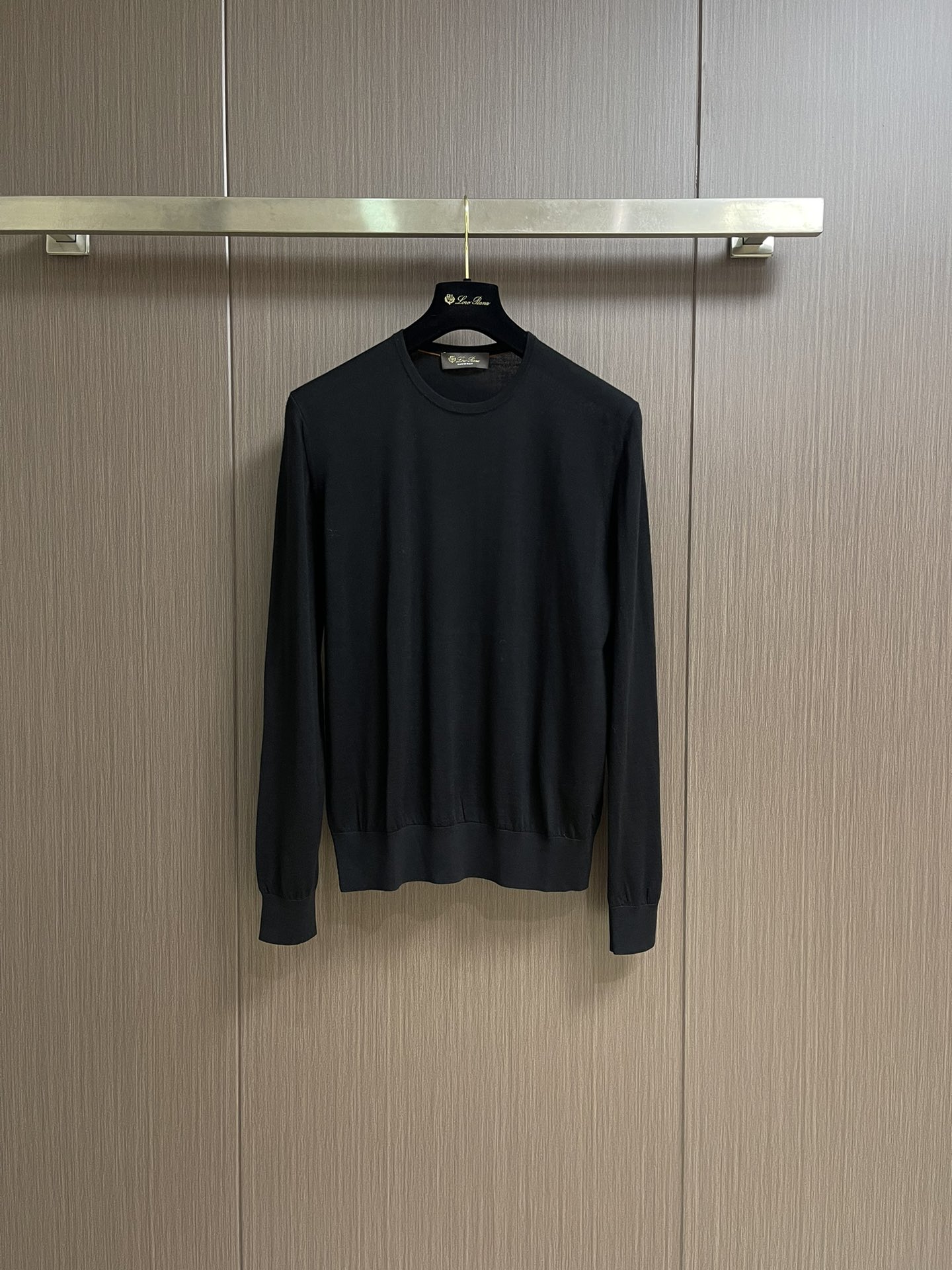 NO:540730,LP Loropiana round-neck knit sweater, knitted fabric has excellent texture, soft and smooth touch, and excellent skin-friendly. It seems to be wrapped gently when worn, and it has a good drape, making the overall shape more elegant and casual. The classic round-neck design has simple and smooth lines, fitting the neck curve without any sense of restraint. It can cleverly modify the neck lines and add a sense of exquisiteness and ability to the overall shape. The body adopts exquisite knitting technology, with delicate texture and layering. Under the light, it can present a low-key and high-end luster, showing a luxurious texture. Size 48-54,,loro piano,loro piano,sweaters,alexander wang19860909LP Loropiana 圆领针织衫毛衣,针织面料质感上乘,触感柔软顺滑,亲肤性极佳,穿着时仿佛被温柔包裹,同时兼具良好的垂坠感,让整体造型更显优雅随性.经典圆领设计,线条简洁流畅,贴合颈部曲线却毫无束缚感,能巧妙修饰颈部线条,为整体造型增添一份精致与干练.衣身采用精湛的针织工艺,纹理细腻且富有层次感,在光线映衬下,可呈现出低调而高级的光泽,尽显奢华质感.尺码48-54,,loro piana,loro piana,sweaters,alexander wang,Men's clothing