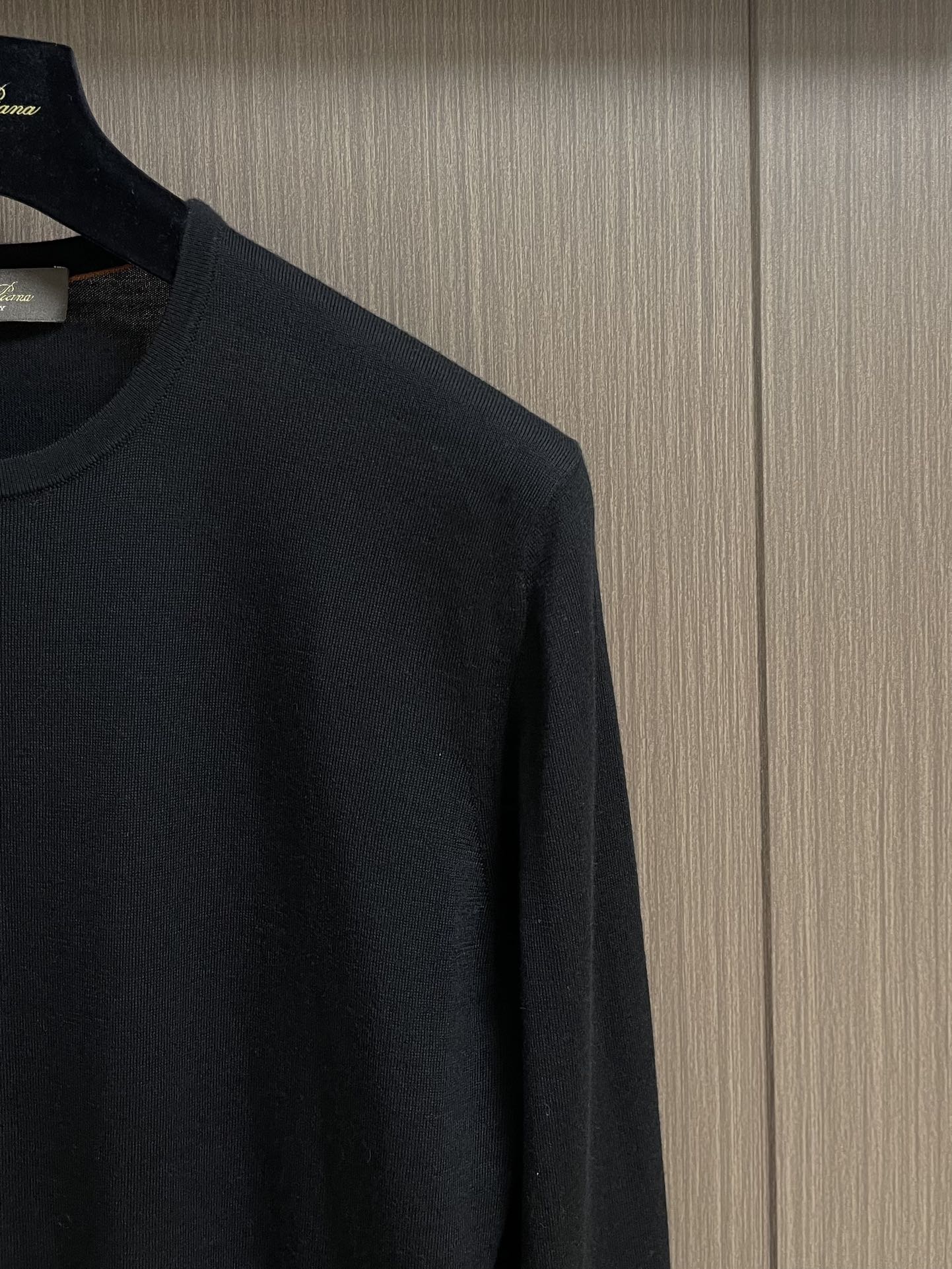 lP🆕 LoroPiana 圆领针织衫毛衣，针织面料质感上乘，触感柔软顺滑，亲肤性极佳，穿着时仿佛被温柔