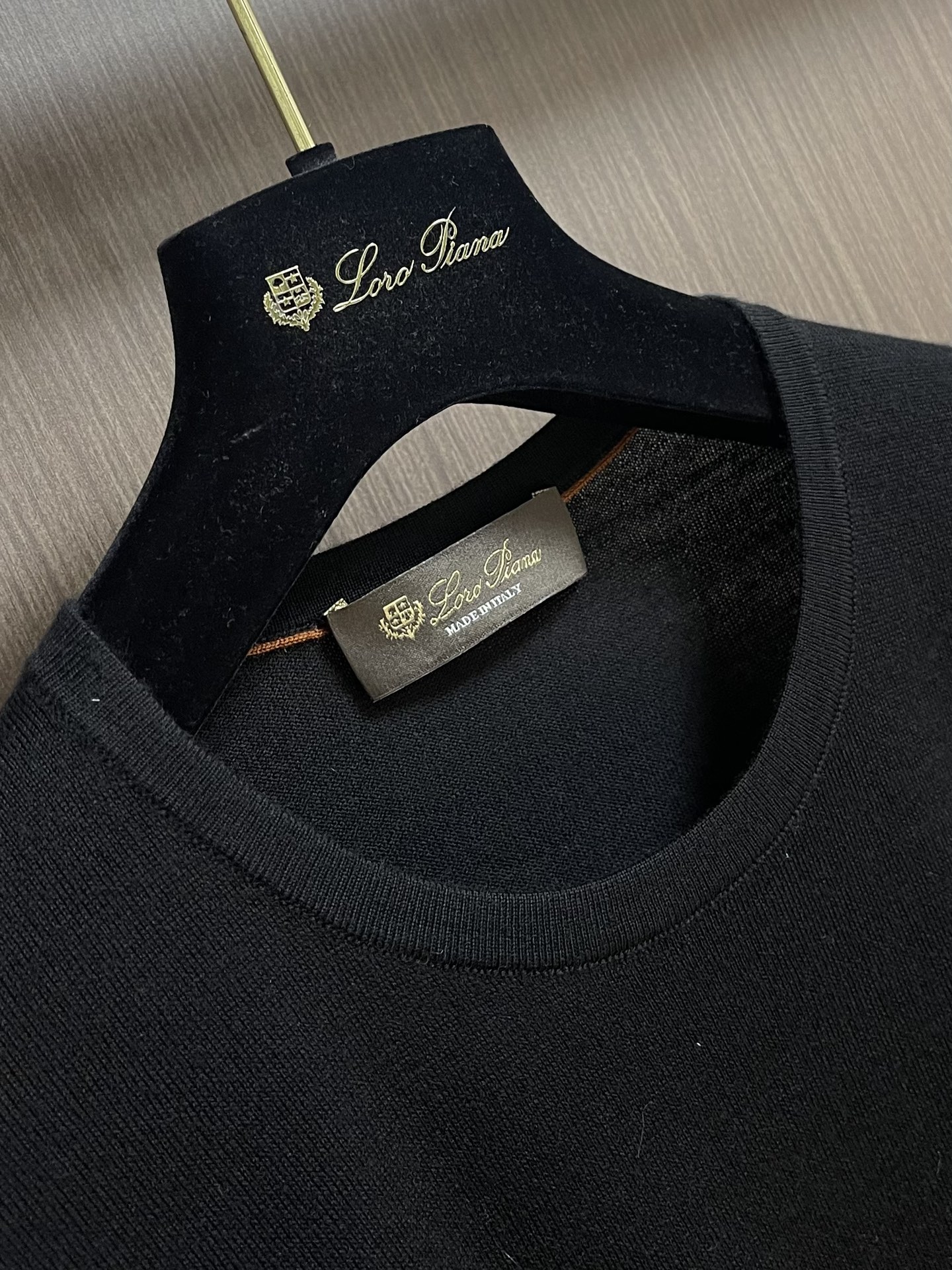 lP🆕 LoroPiana 圆领针织衫毛衣，针织面料质感上乘，触感柔软顺滑，亲肤性极佳，穿着时仿佛被温柔