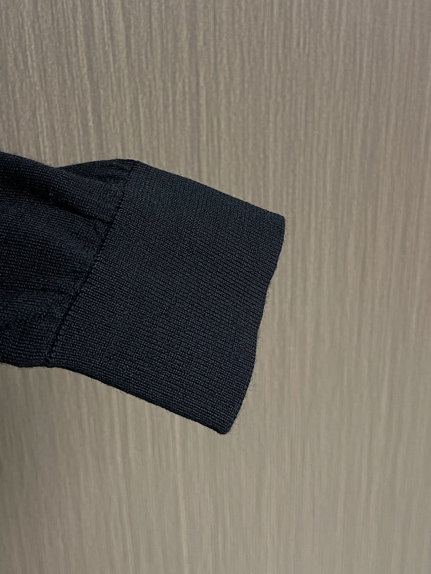 lP🆕 LoroPiana 圆领针织衫毛衣，针织面料质感上乘，触感柔软顺滑，亲肤性极佳，穿着时仿佛被温柔