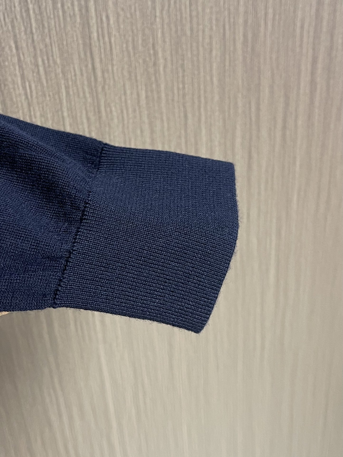 lP🆕 LoroPiana 圆领针织衫毛衣，针织面料质感上乘，触感柔软顺滑，亲肤性极佳，穿着时仿佛被温柔