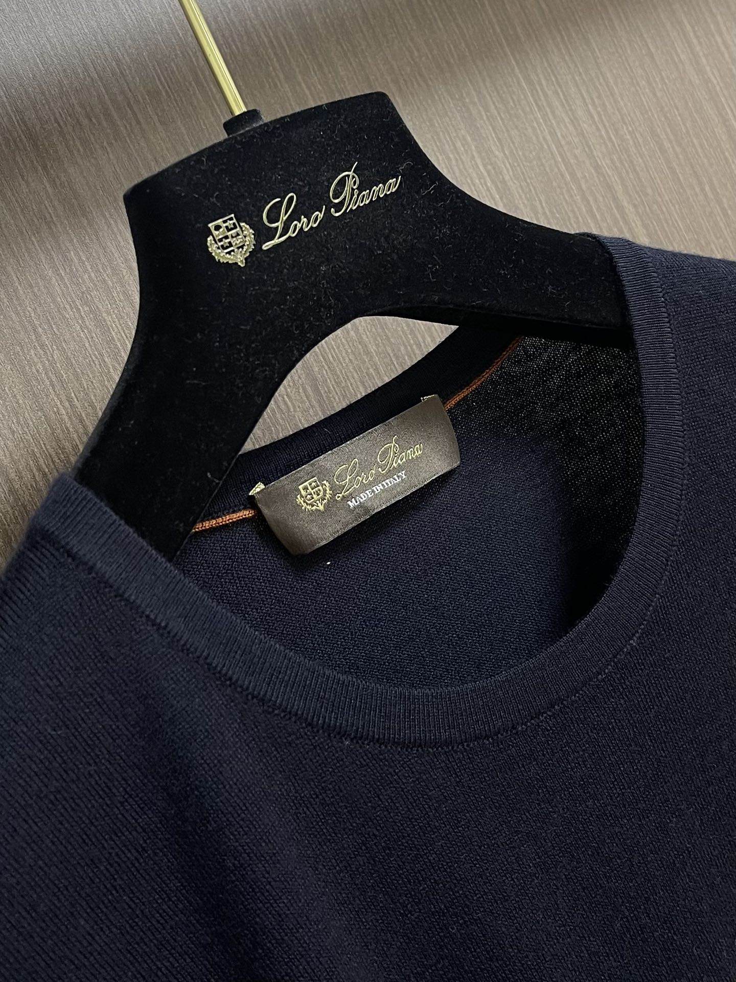 lP🆕 LoroPiana 圆领针织衫毛衣，针织面料质感上乘，触感柔软顺滑，亲肤性极佳，穿着时仿佛被温柔
