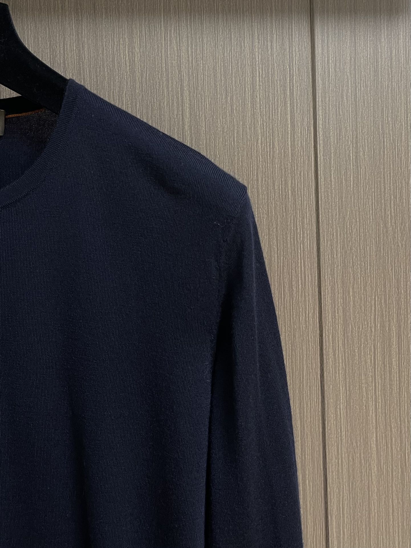 lP🆕 LoroPiana 圆领针织衫毛衣，针织面料质感上乘，触感柔软顺滑，亲肤性极佳，穿着时仿佛被温柔