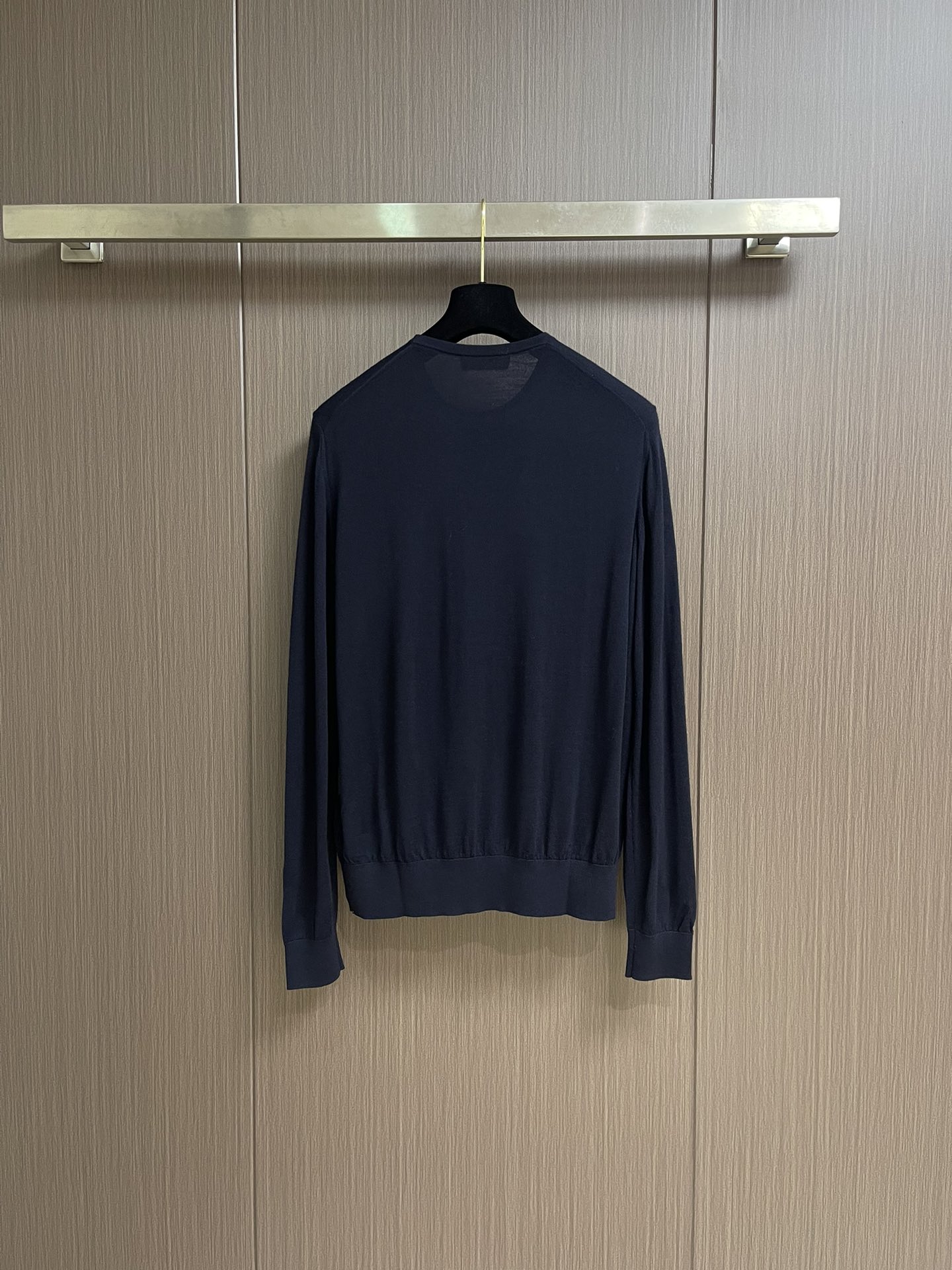 lP🆕 LoroPiana 圆领针织衫毛衣，针织面料质感上乘，触感柔软顺滑，亲肤性极佳，穿着时仿佛被温柔