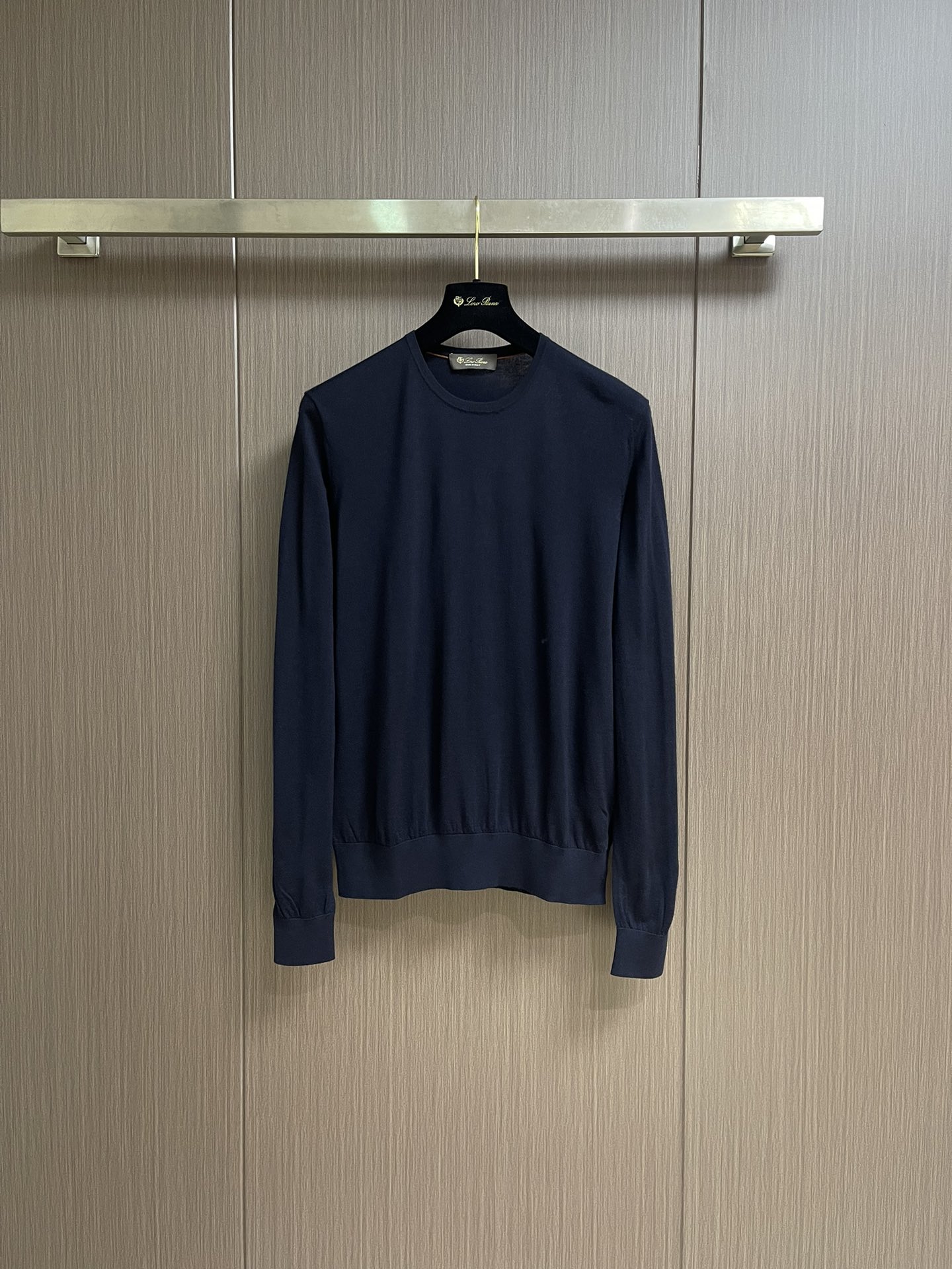 lP🆕 LoroPiana 圆领针织衫毛衣，针织面料质感上乘，触感柔软顺滑，亲肤性极佳，穿着时仿佛被温柔
