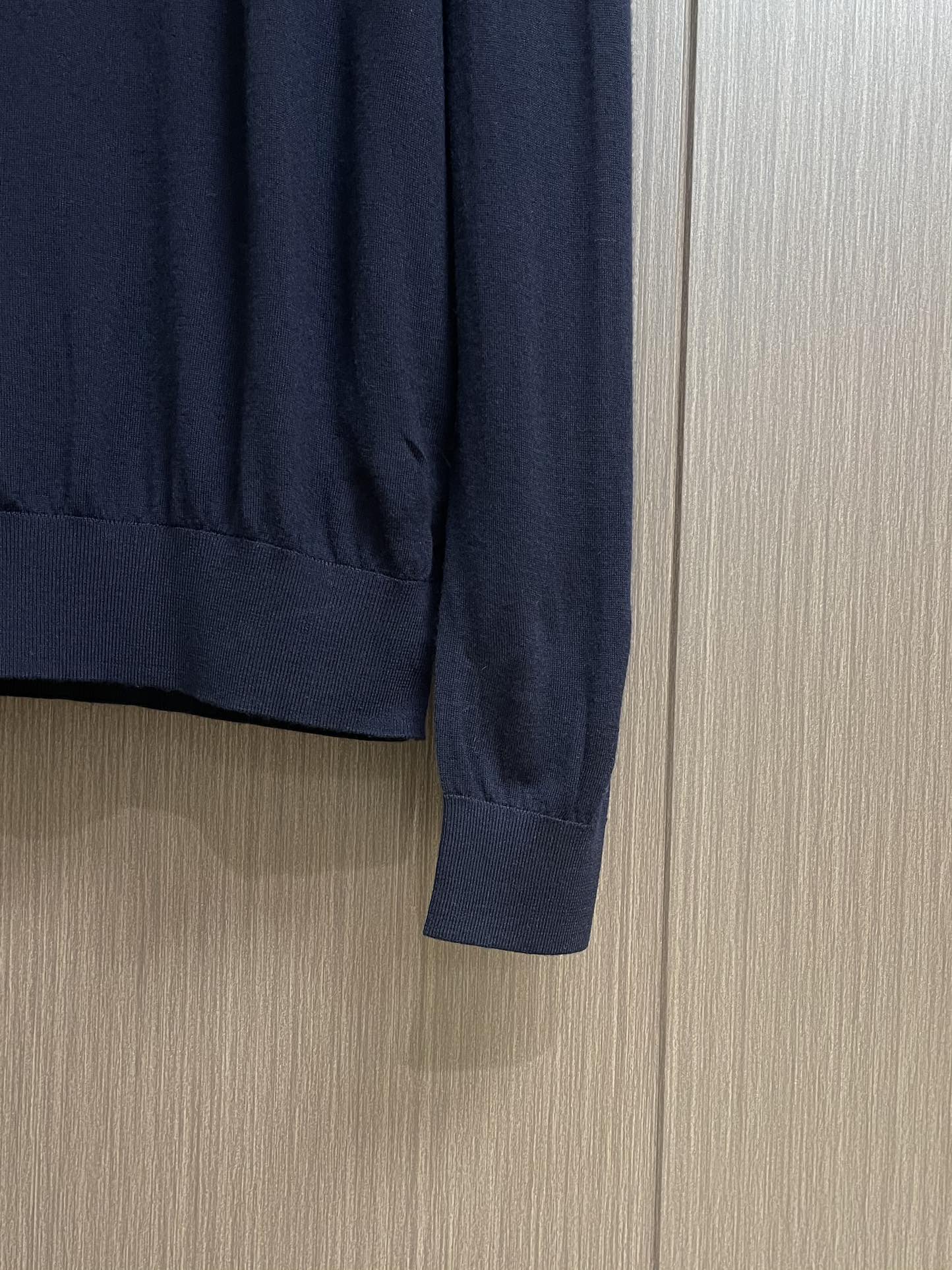 lP🆕 LoroPiana 圆领针织衫毛衣，针织面料质感上乘，触感柔软顺滑，亲肤性极佳，穿着时仿佛被温柔