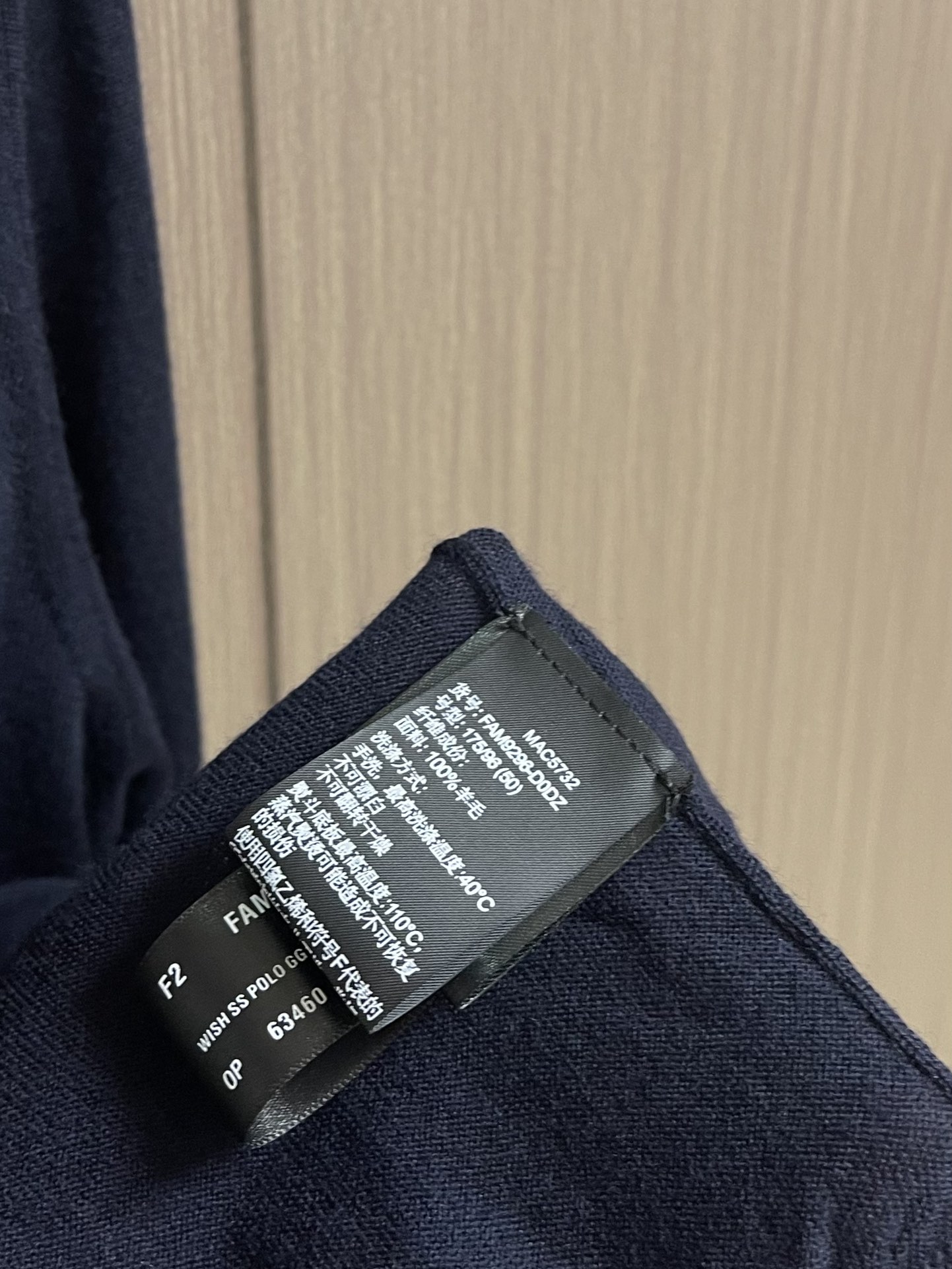 lP🆕 LoroPiana 圆领针织衫毛衣，针织面料质感上乘，触感柔软顺滑，亲肤性极佳，穿着时仿佛被温柔