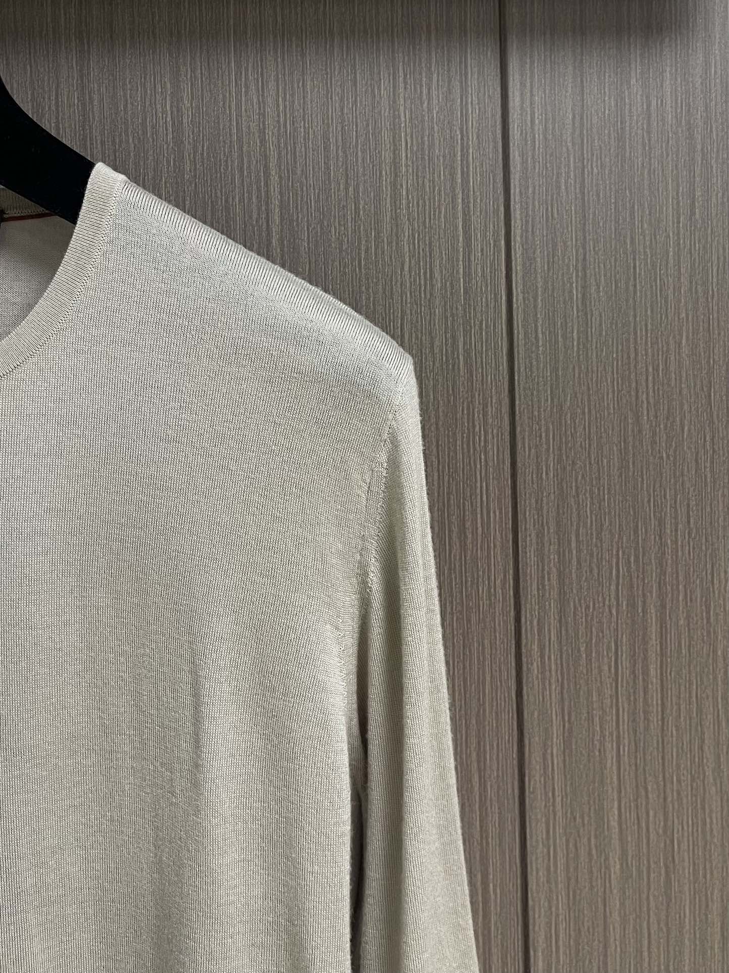 lP🆕 LoroPiana 圆领针织衫毛衣，针织面料质感上乘，触感柔软顺滑，亲肤性极佳，穿着时仿佛被温柔