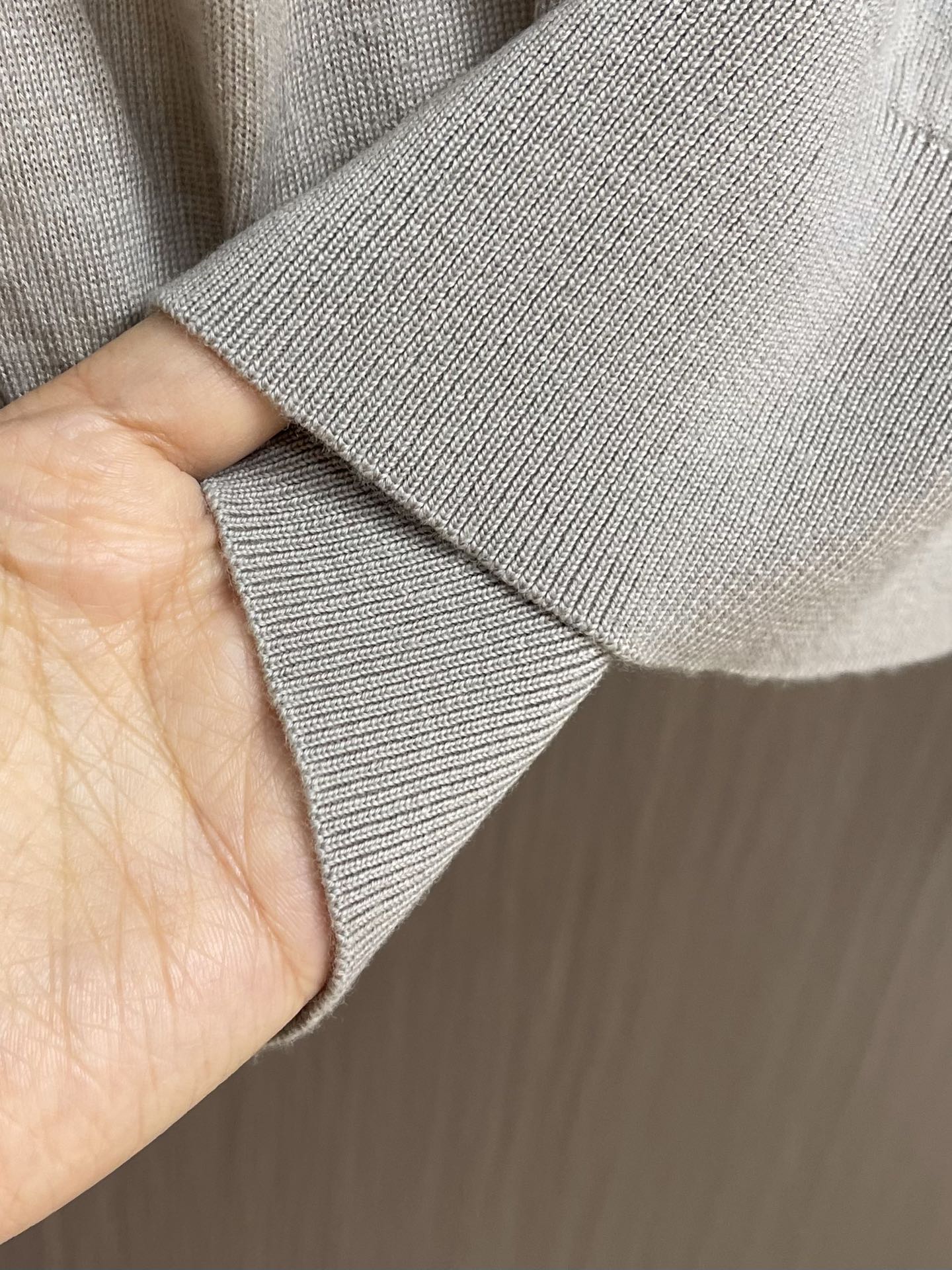 lP🆕 LoroPiana 圆领针织衫毛衣，针织面料质感上乘，触感柔软顺滑，亲肤性极佳，穿着时仿佛被温柔