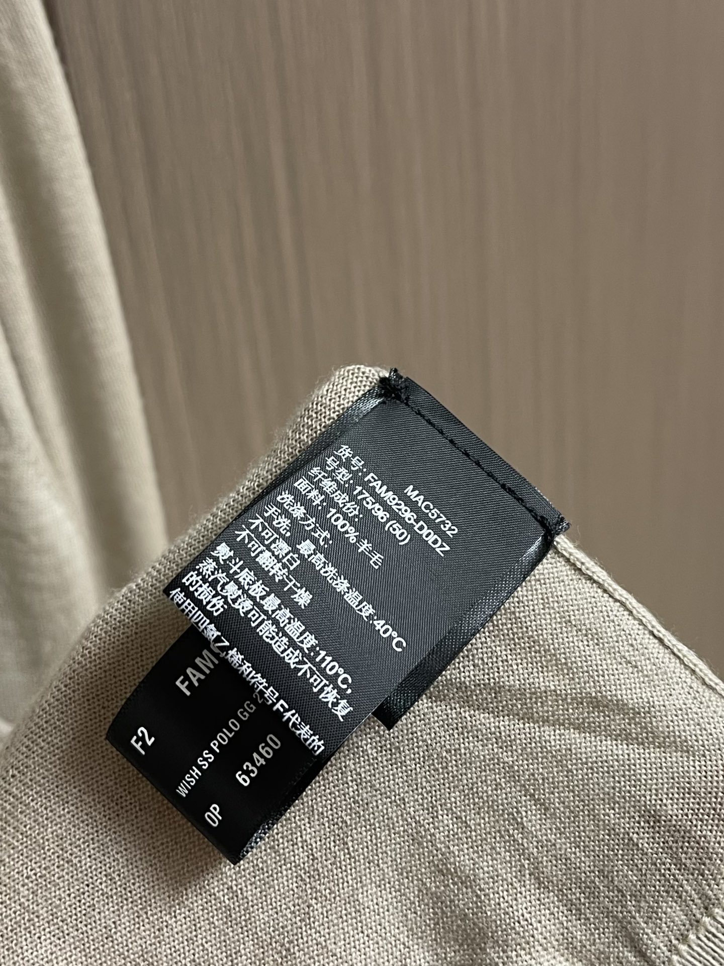 lP🆕 LoroPiana 圆领针织衫毛衣，针织面料质感上乘，触感柔软顺滑，亲肤性极佳，穿着时仿佛被温柔