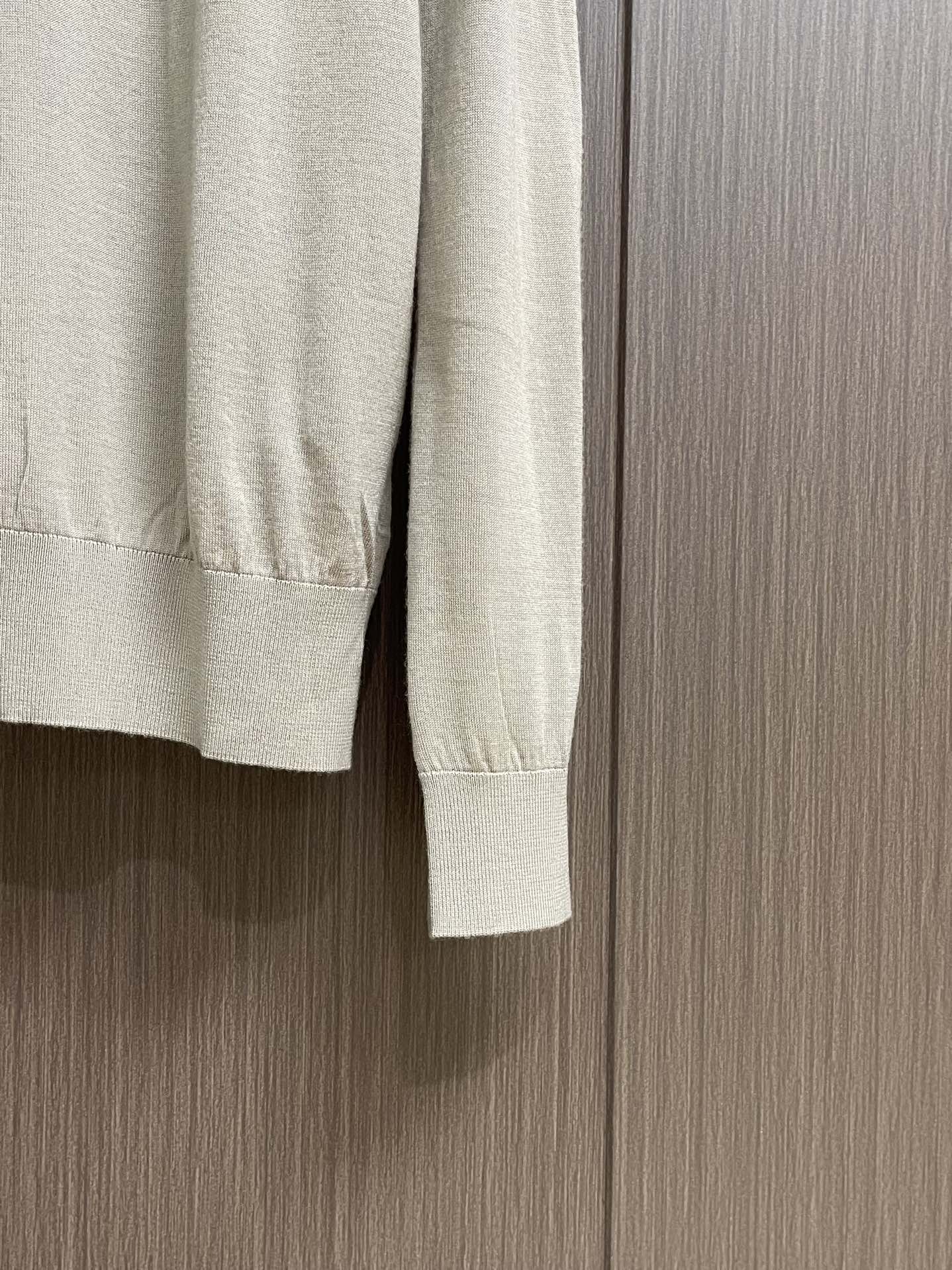 lP🆕 LoroPiana 圆领针织衫毛衣，针织面料质感上乘，触感柔软顺滑，亲肤性极佳，穿着时仿佛被温柔