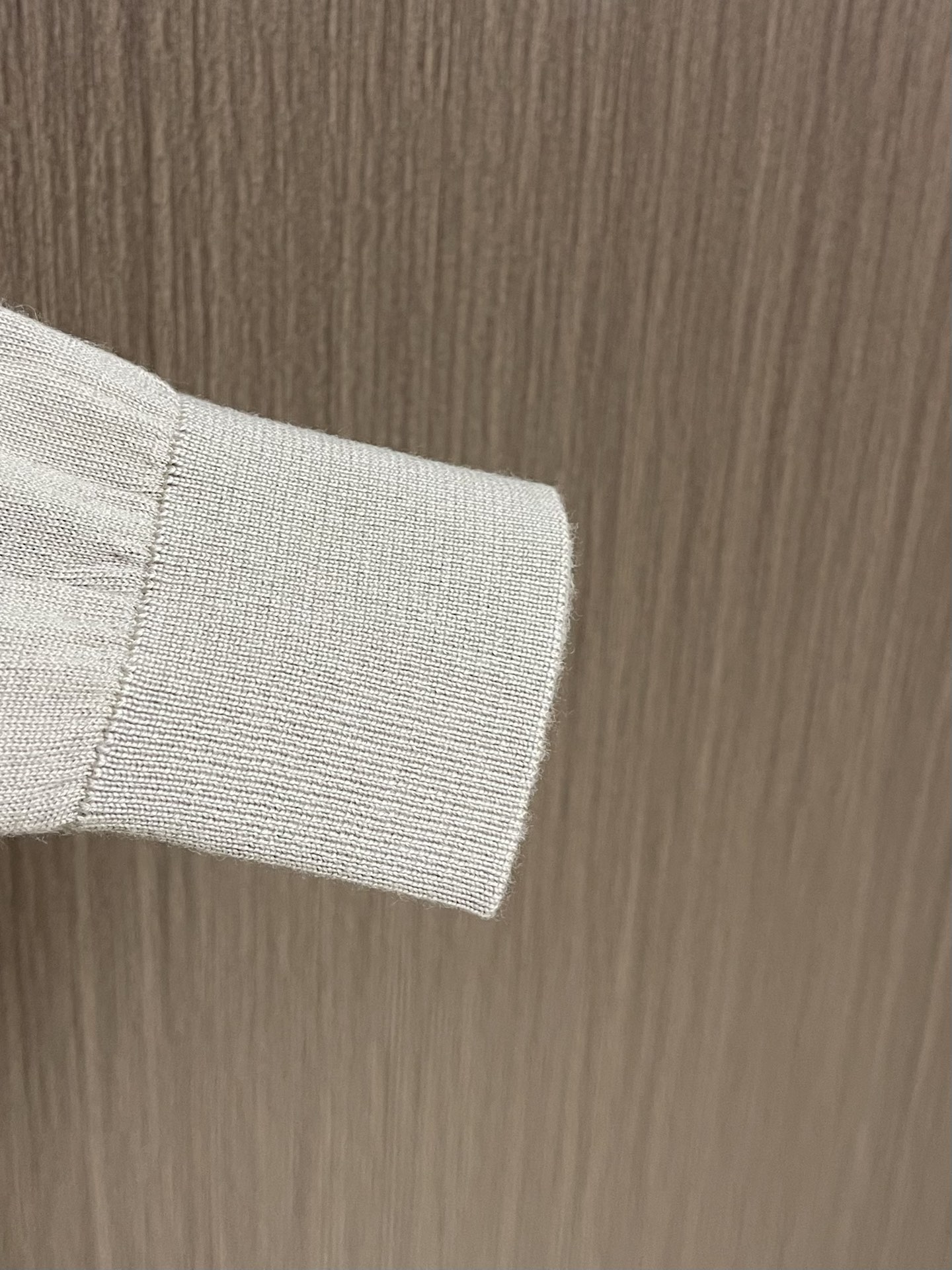 lP🆕 LoroPiana 圆领针织衫毛衣，针织面料质感上乘，触感柔软顺滑，亲肤性极佳，穿着时仿佛被温柔