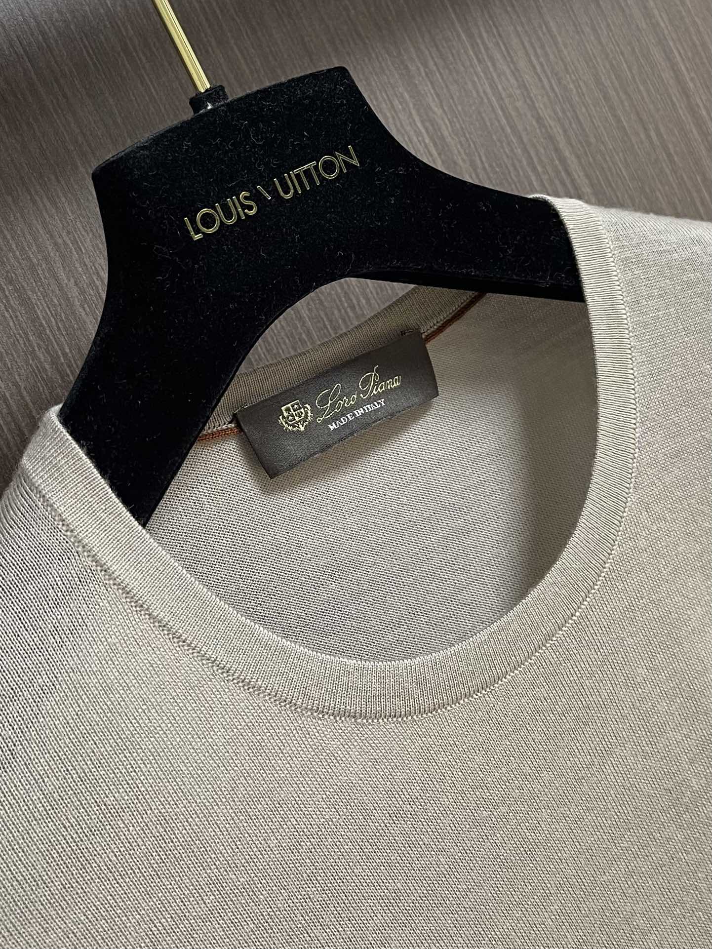 lP🆕 LoroPiana 圆领针织衫毛衣，针织面料质感上乘，触感柔软顺滑，亲肤性极佳，穿着时仿佛被温柔