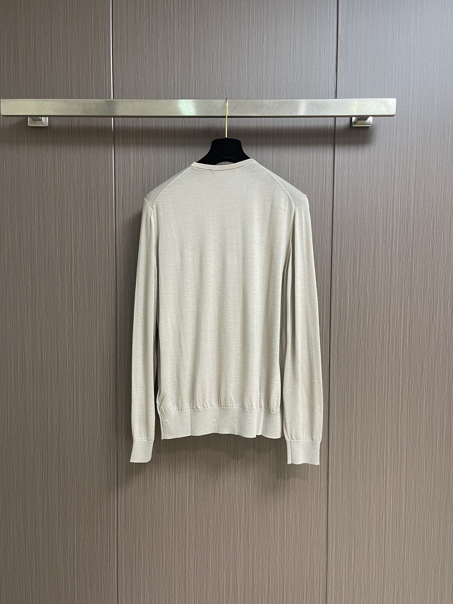 lP🆕 LoroPiana 圆领针织衫毛衣，针织面料质感上乘，触感柔软顺滑，亲肤性极佳，穿着时仿佛被温柔