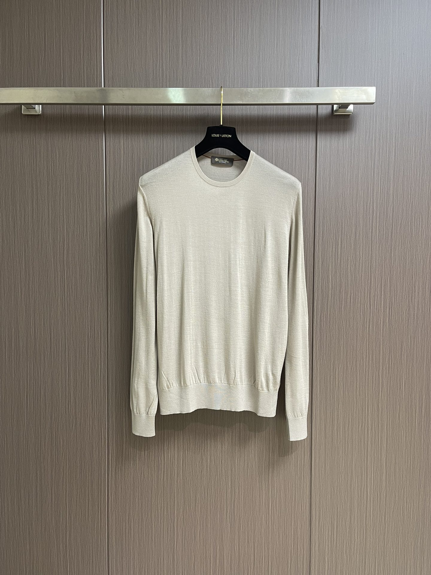 lP🆕 LoroPiana 圆领针织衫毛衣，针织面料质感上乘，触感柔软顺滑，亲肤性极佳，穿着时仿佛被温柔