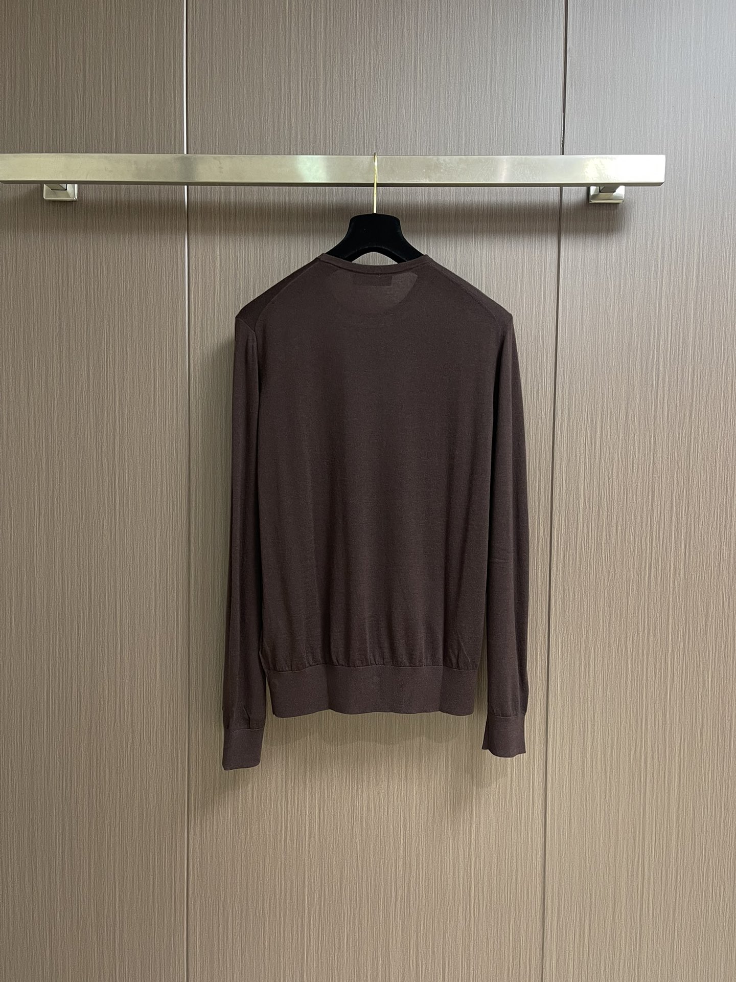 lP🆕 LoroPiana 圆领针织衫毛衣，针织面料质感上乘，触感柔软顺滑，亲肤性极佳，穿着时仿佛被温柔