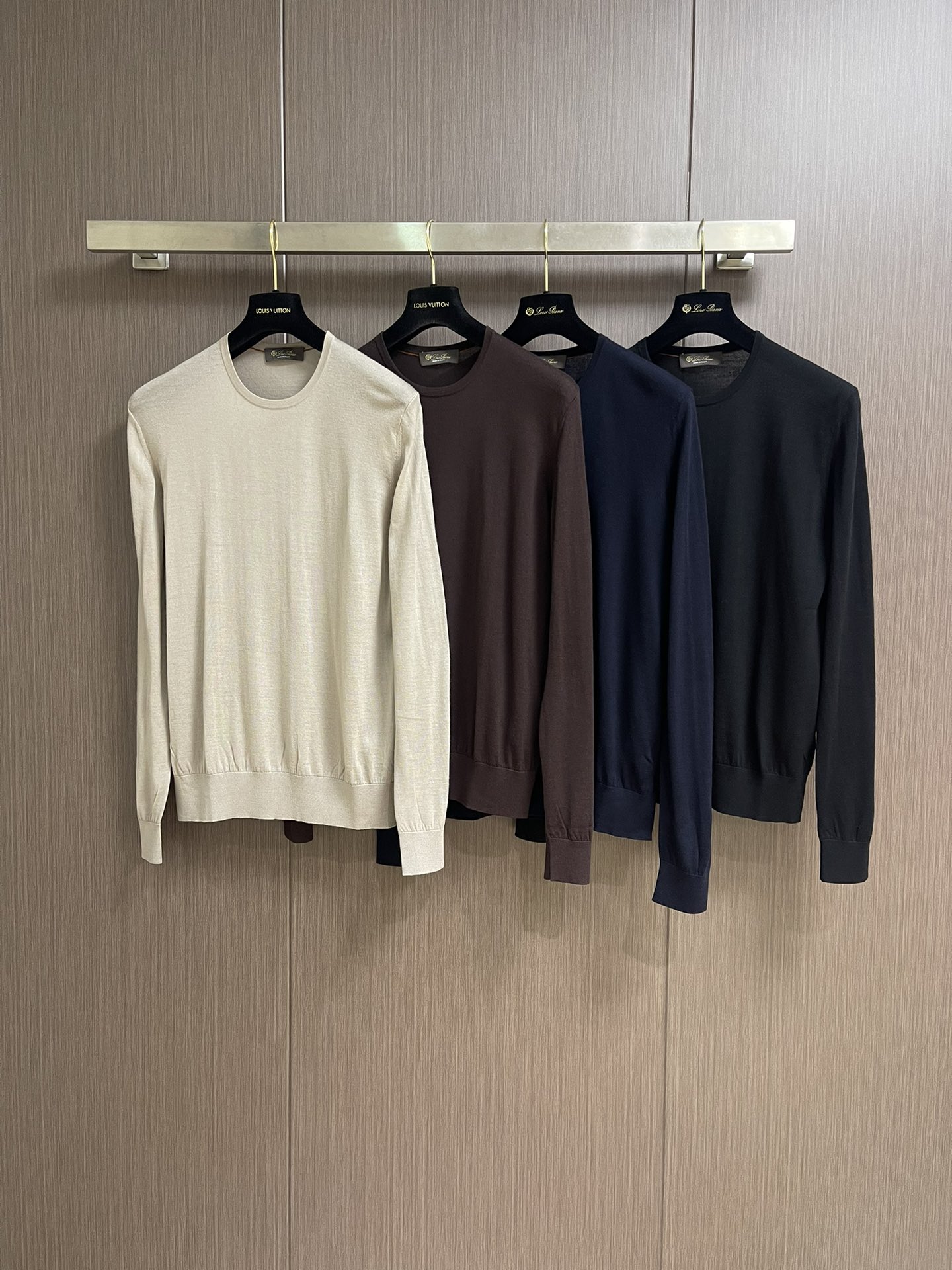 lP🆕 LoroPiana 圆领针织衫毛衣，针织面料质感上乘，触感柔软顺滑，亲肤性极佳，穿着时仿佛被温柔