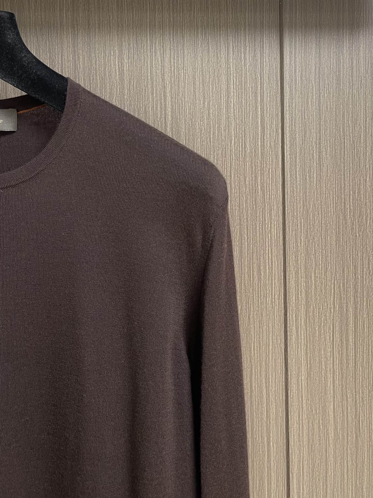 lP🆕 LoroPiana 圆领针织衫毛衣，针织面料质感上乘，触感柔软顺滑，亲肤性极佳，穿着时仿佛被温柔