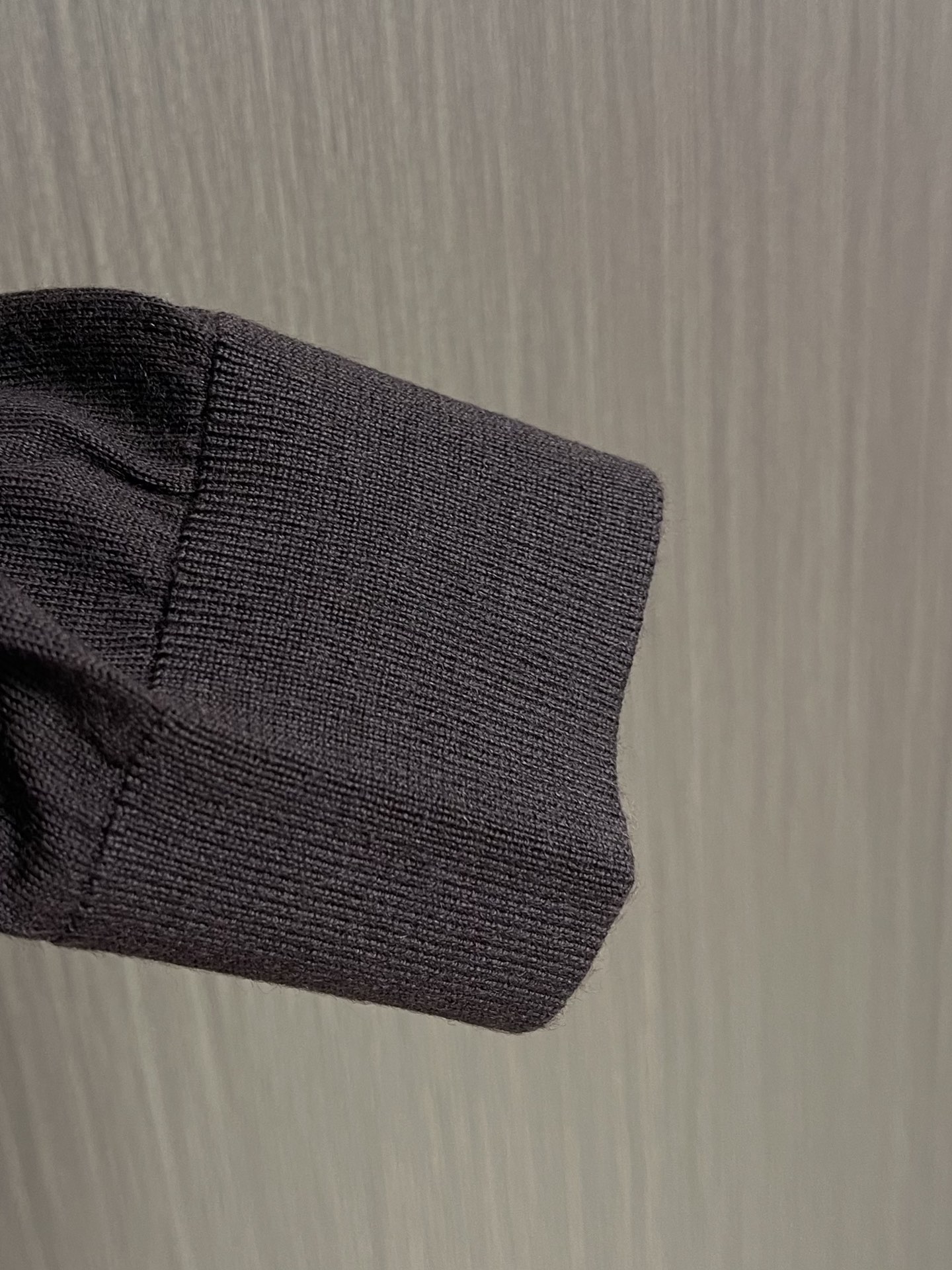 lP🆕 LoroPiana 圆领针织衫毛衣，针织面料质感上乘，触感柔软顺滑，亲肤性极佳，穿着时仿佛被温柔