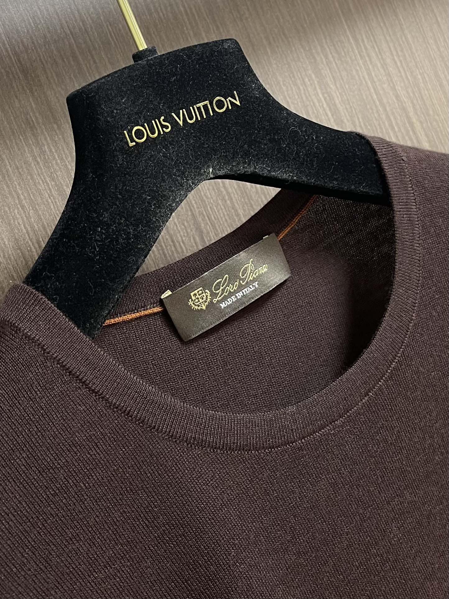 lP🆕 LoroPiana 圆领针织衫毛衣，针织面料质感上乘，触感柔软顺滑，亲肤性极佳，穿着时仿佛被温柔