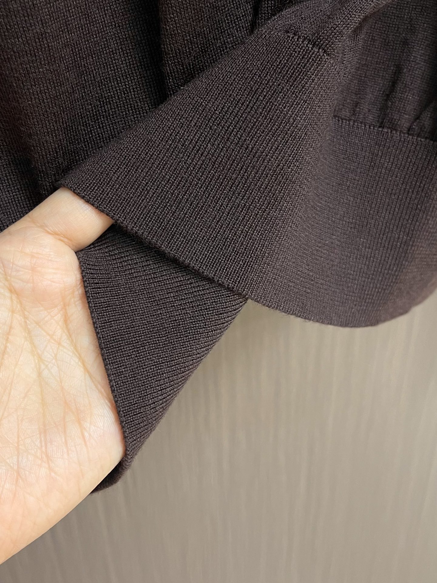 lP🆕 LoroPiana 圆领针织衫毛衣，针织面料质感上乘，触感柔软顺滑，亲肤性极佳，穿着时仿佛被温柔