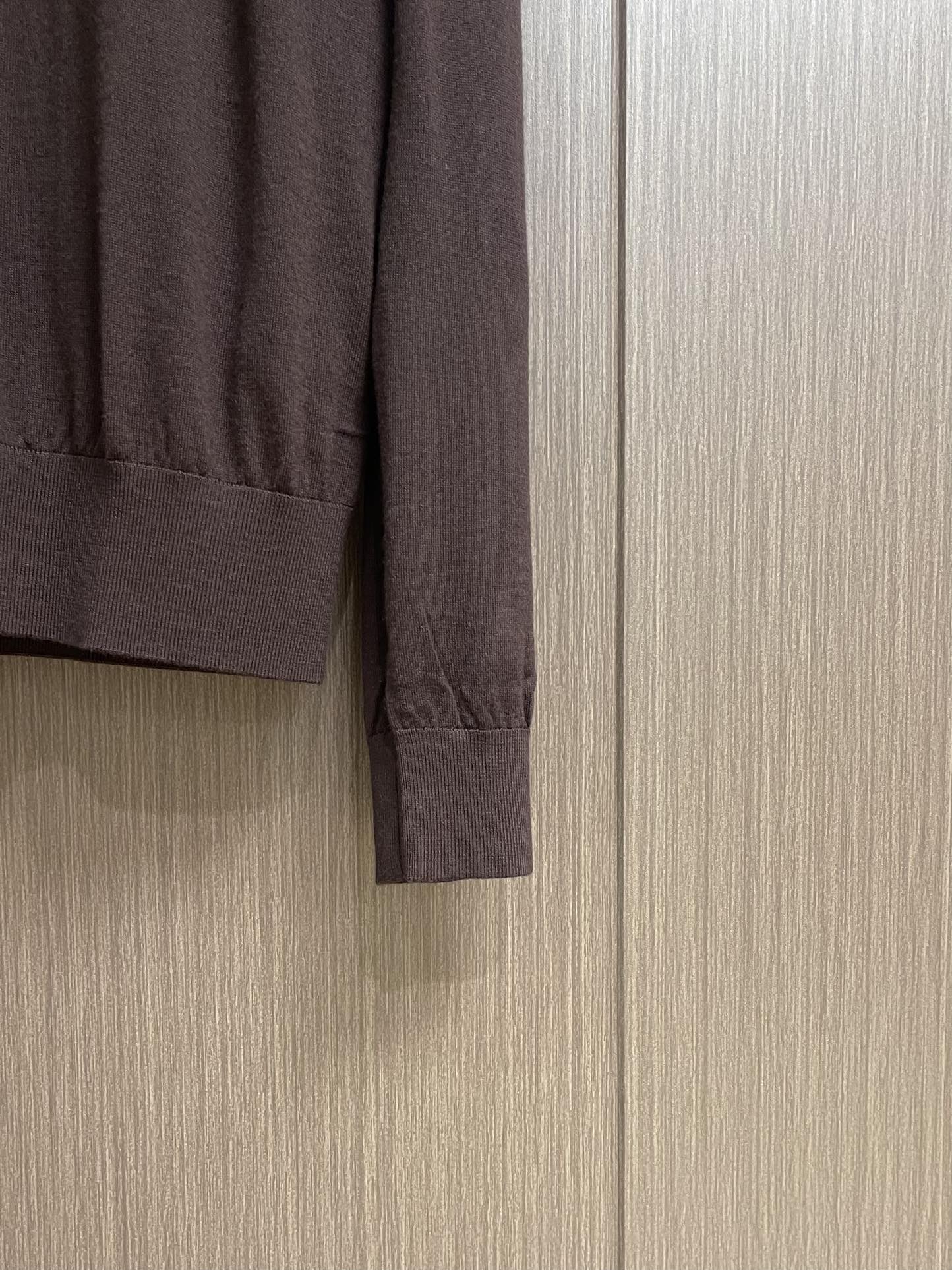 lP🆕 LoroPiana 圆领针织衫毛衣，针织面料质感上乘，触感柔软顺滑，亲肤性极佳，穿着时仿佛被温柔