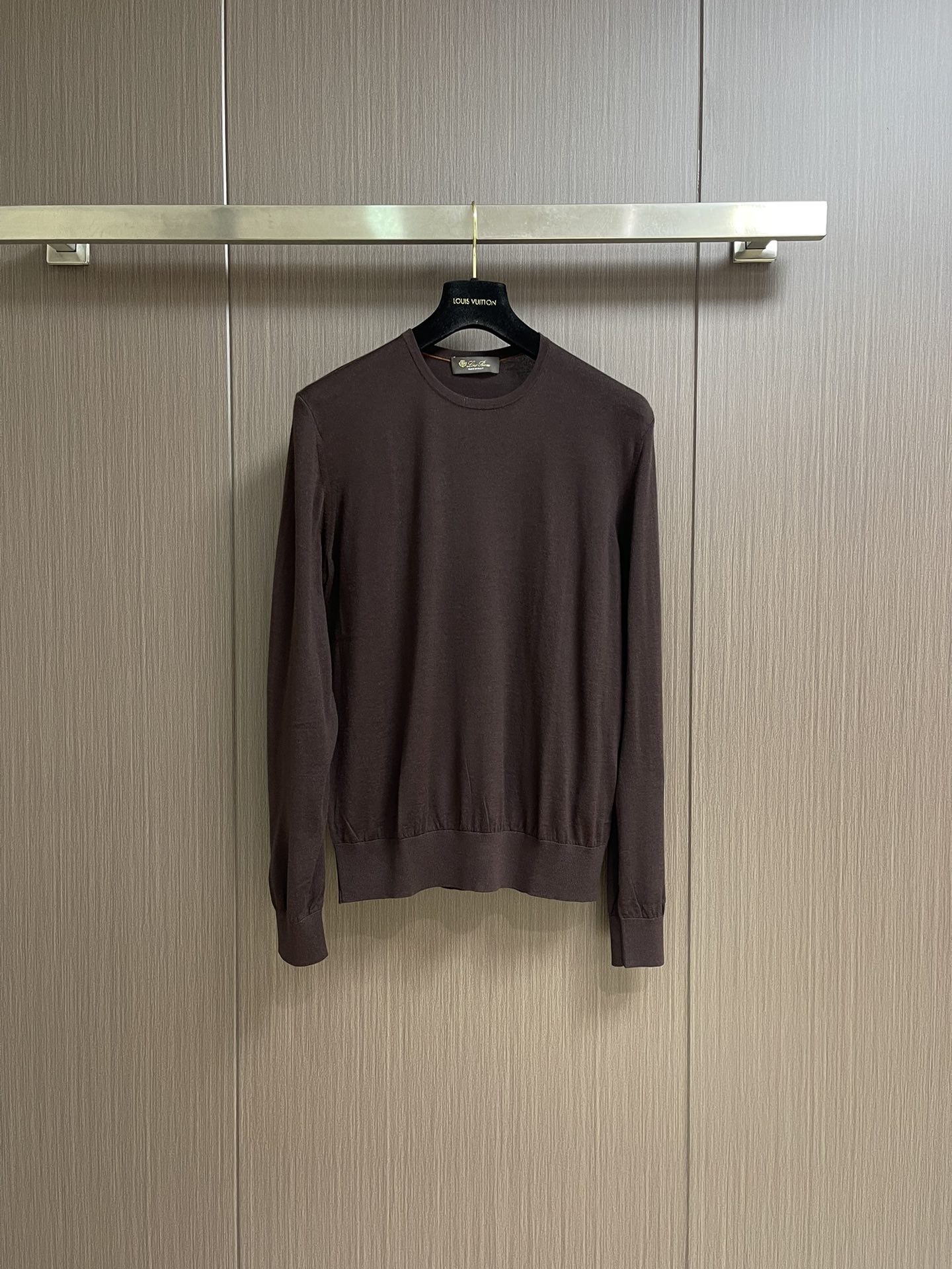 lP🆕 LoroPiana 圆领针织衫毛衣，针织面料质感上乘，触感柔软顺滑，亲肤性极佳，穿着时仿佛被温柔