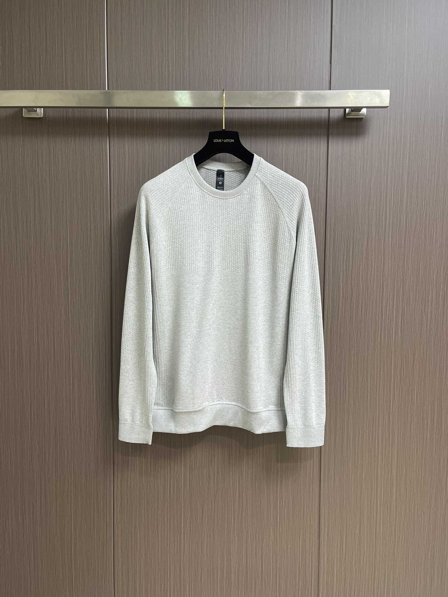 NO:531258,lululemon 2025SS early autumn men's long-sleeved round-neck sports T-shirt, the fabric is made of wool blended fabric, bringing you comfort and warmth during cold weather activities. The knitted fabric is smooth with four elastic force to make the movement flexible and free. The inner wool material is soft to the touch, comfortable and warm. Size M-XXL, tees, t-shirt, alexander wang19860909lululemon 2025SS早秋男士长袖圆领运动T恤,面料采用羊毛混纺面料,在寒冷天气活动时为你带来舒适暖意,针织面料纹理顺滑带有四面弹力让动作灵活自如,内侧羊毛材质,触感柔软,舒适保暖.尺码M-XXL,,tees，t-shirt,alexander wang,Men's clothing