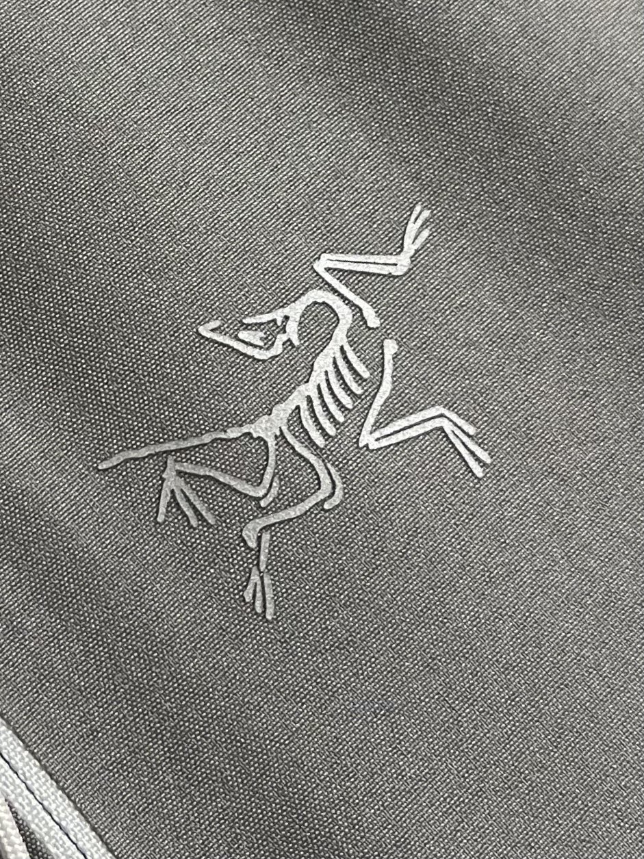 arcteryx 始祖鸟拉链抓绒外套，以其柔软、保暖和舒适著称。它采用优质的面料，内部有绒毛质地，能够有