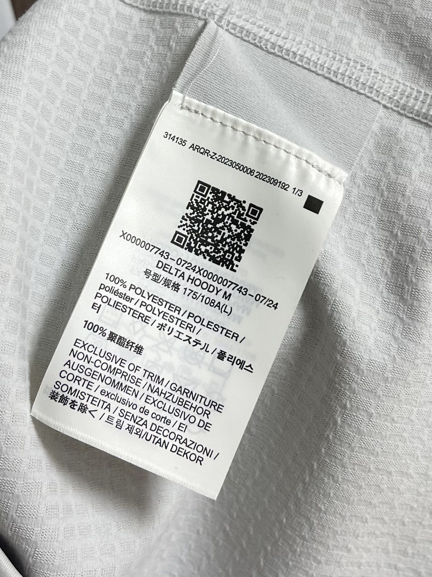 arcteryx 始祖鸟拉链抓绒外套，以其柔软、保暖和舒适著称。它采用优质的面料，内部有绒毛质地，能够有