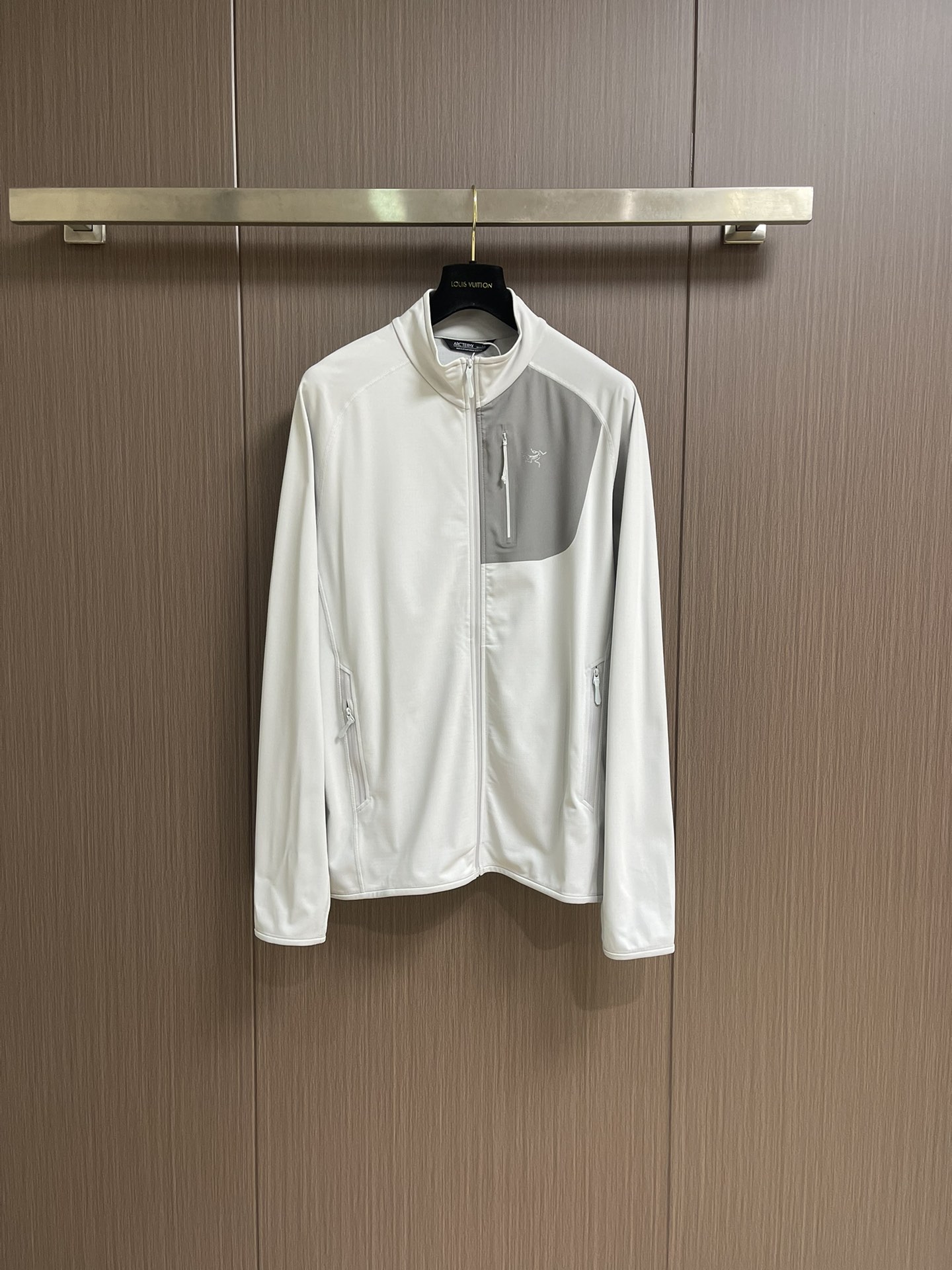 arcteryx 始祖鸟拉链抓绒外套，以其柔软、保暖和舒适著称。它采用优质的面料，内部有绒毛质地，能够有