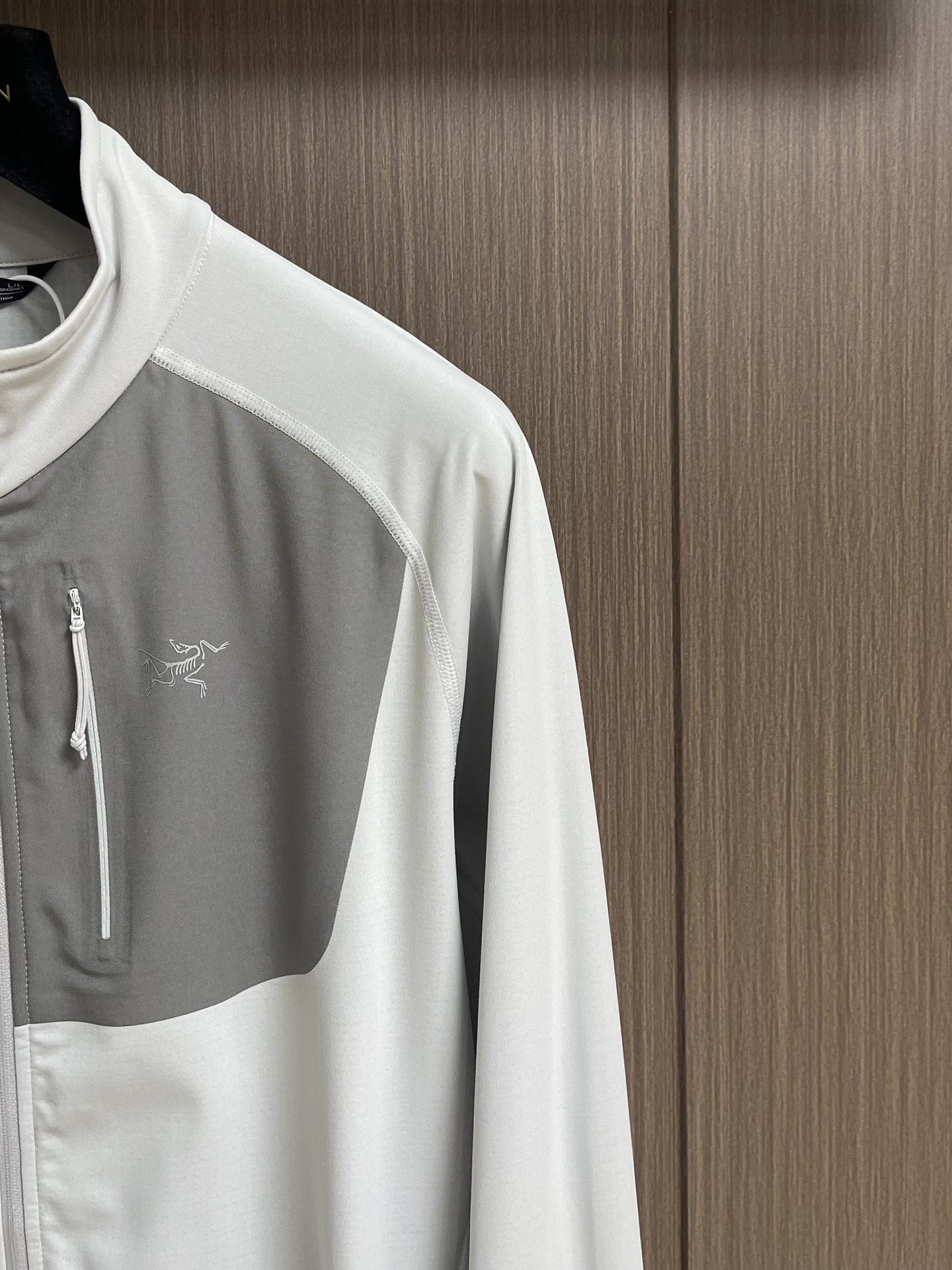 arcteryx 始祖鸟拉链抓绒外套，以其柔软、保暖和舒适著称。它采用优质的面料，内部有绒毛质地，能够有