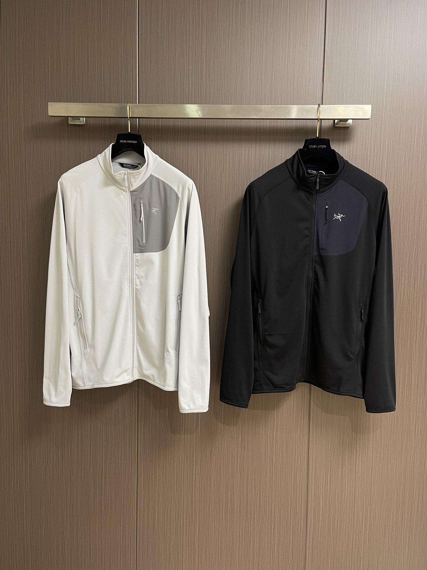 arcteryx 始祖鸟拉链抓绒外套，以其柔软、保暖和舒适著称。它采用优质的面料，内部有绒毛质地，能够有