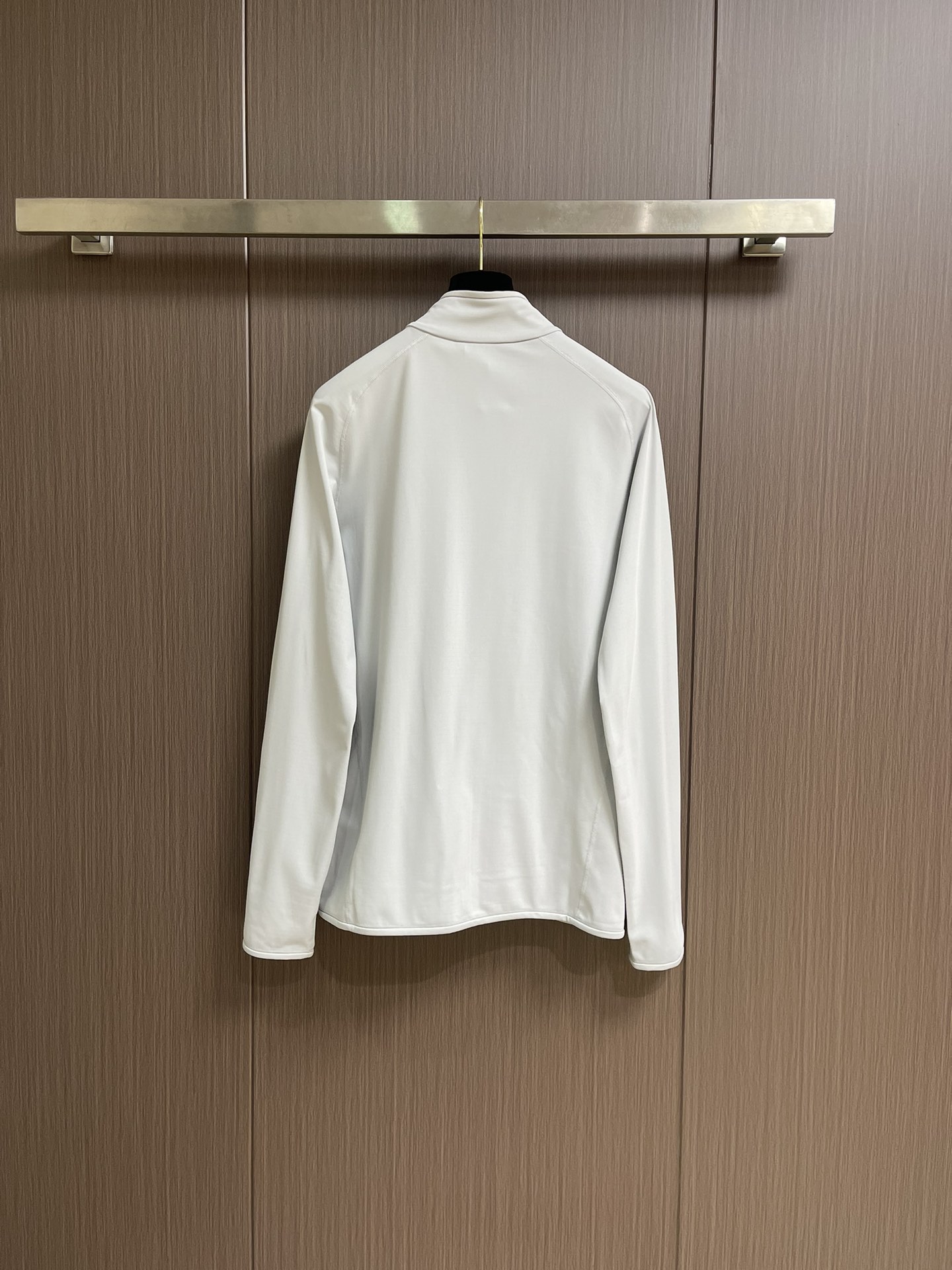 arcteryx 始祖鸟拉链抓绒外套，以其柔软、保暖和舒适著称。它采用优质的面料，内部有绒毛质地，能够有