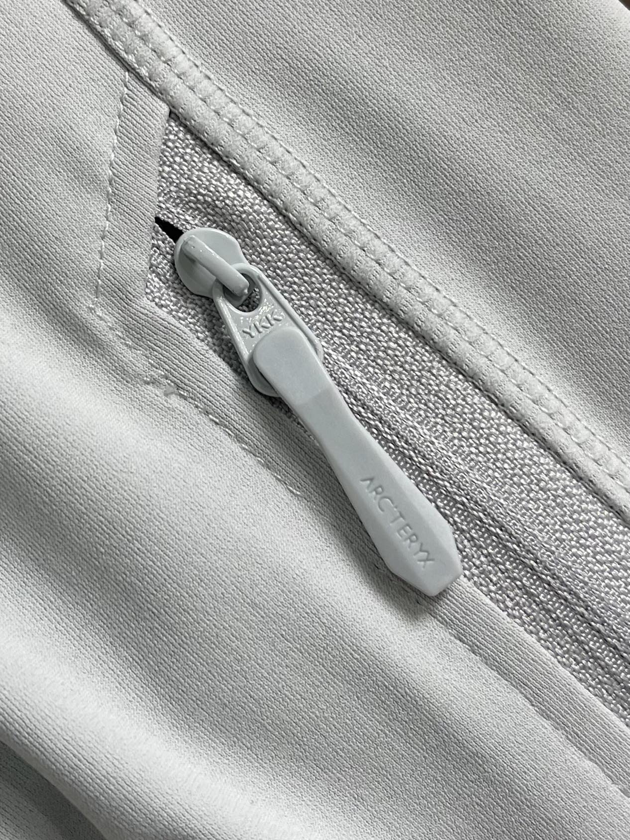 arcteryx 始祖鸟拉链抓绒外套，以其柔软、保暖和舒适著称。它采用优质的面料，内部有绒毛质地，能够有
