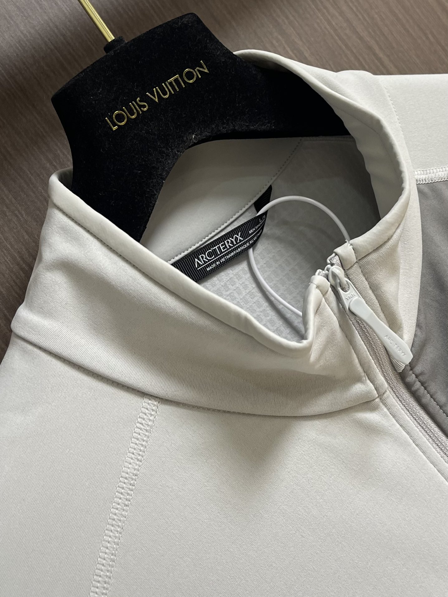 arcteryx 始祖鸟拉链抓绒外套，以其柔软、保暖和舒适著称。它采用优质的面料，内部有绒毛质地，能够有